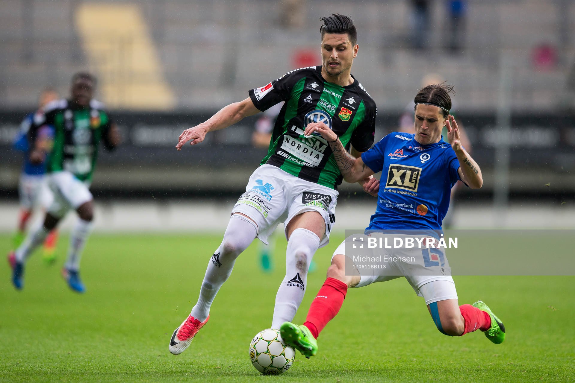 GAIS Luka Mijaljevic blir tacklad av Åtvidabergs Jon