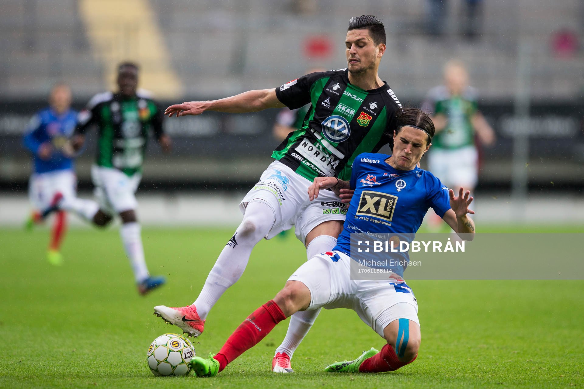 GAIS Luka Mijaljevic blir tacklad av Åtvidabergs Jon