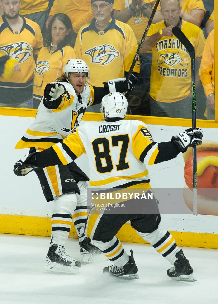 Pittsburgh Penguins Carl Hagelin celebrates with teammate