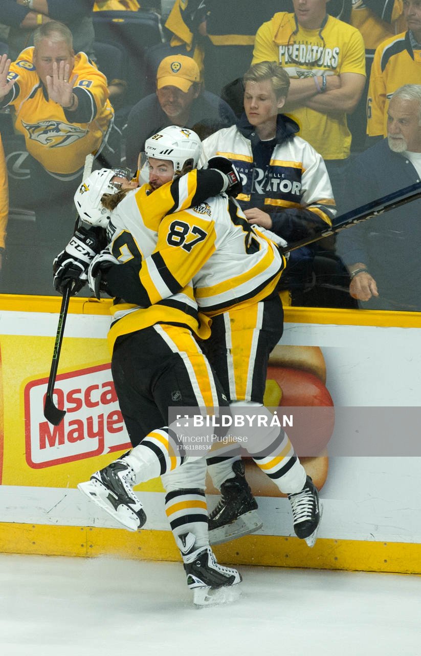 Pittsburgh Penguins Carl Hagelin celebrates with teammate