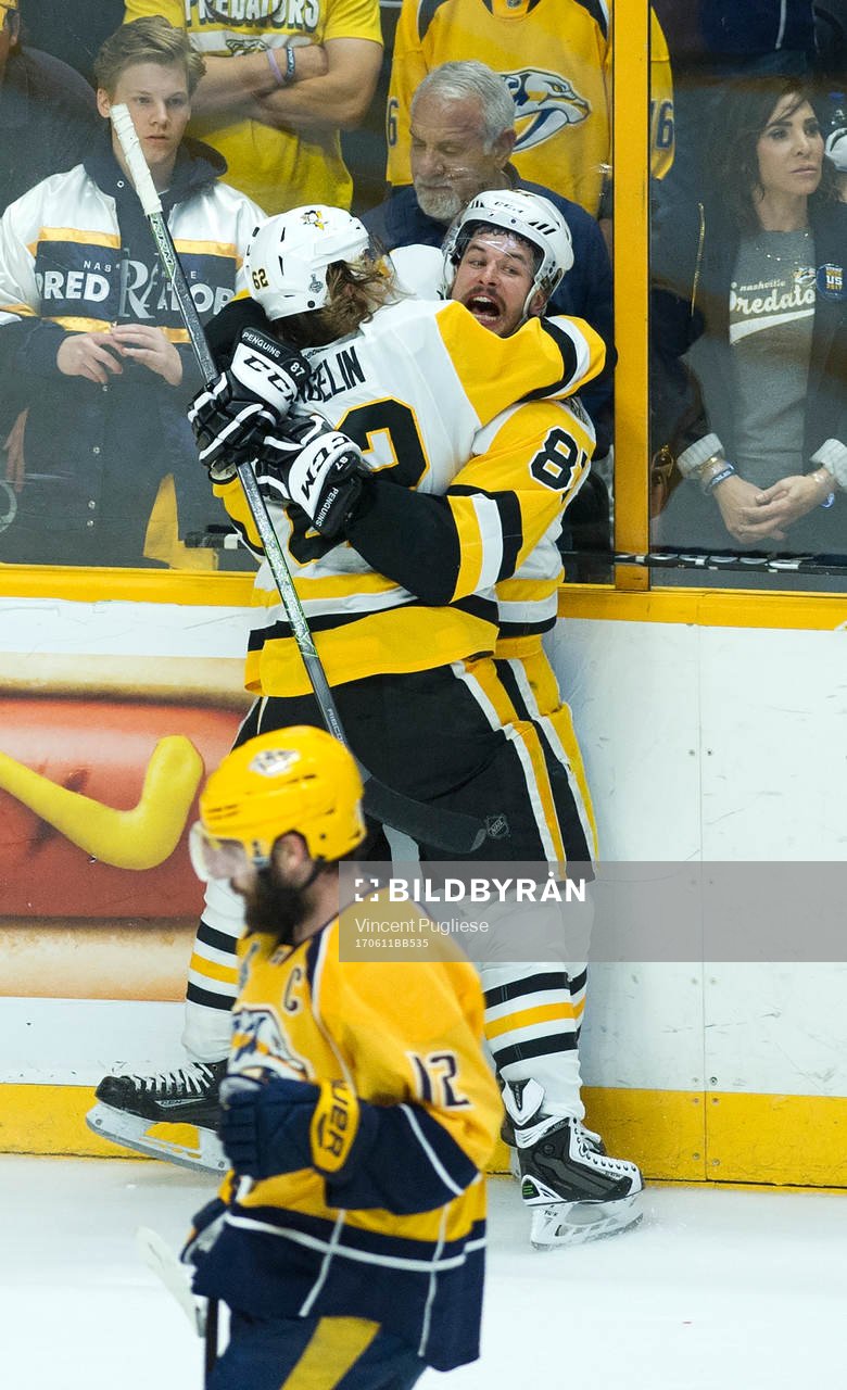 Pittsburgh Penguins Carl Hagelin celebrates with teammate