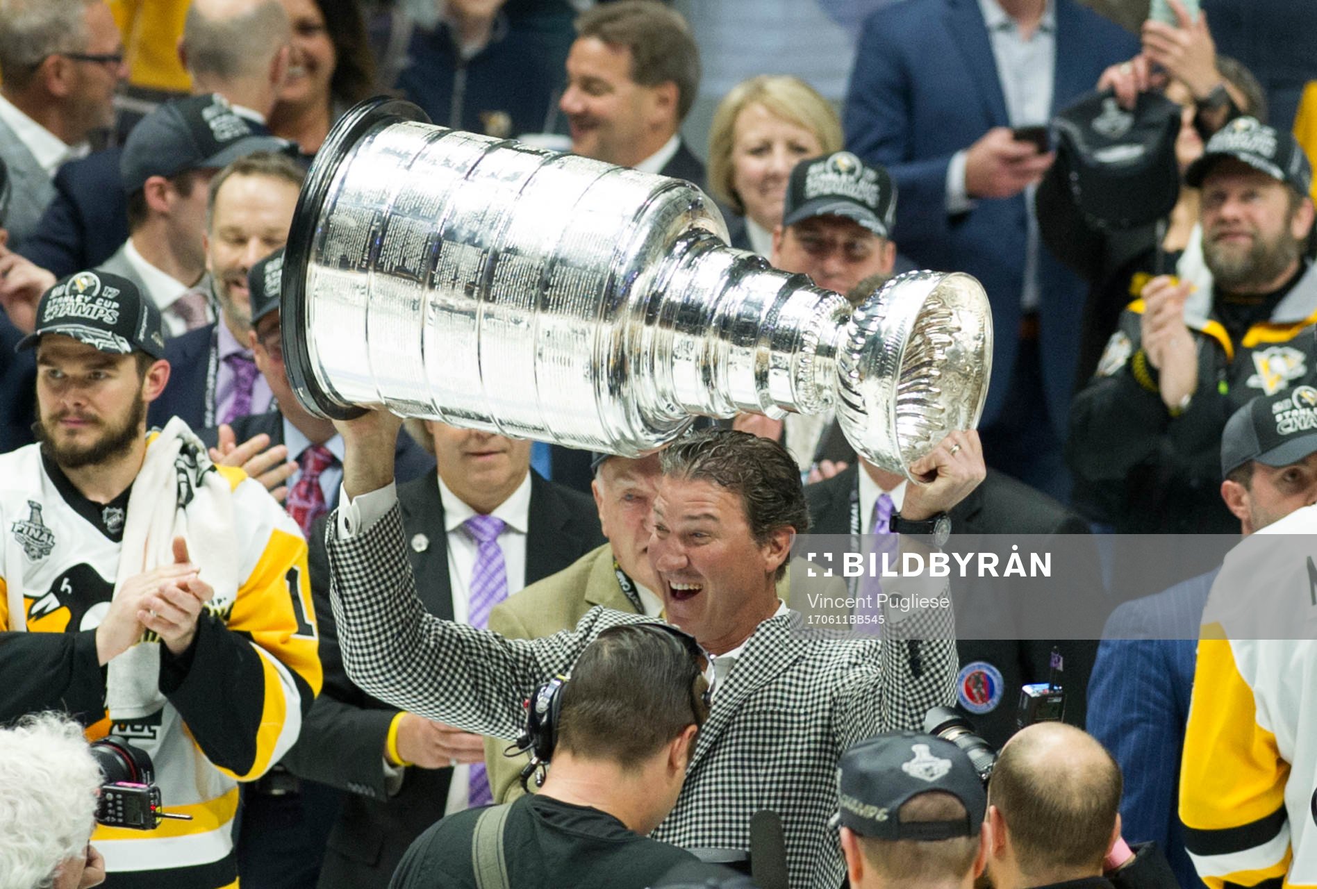 Pittsburgh Penguins owner Mario Lemieux raises the Stanley