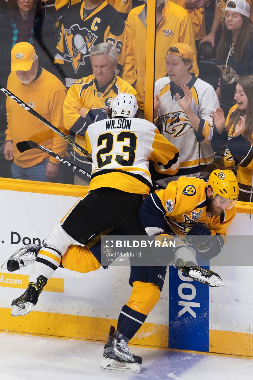 Pittsburghs Scott Wilson tacklar Nashvilles Yannick Weber