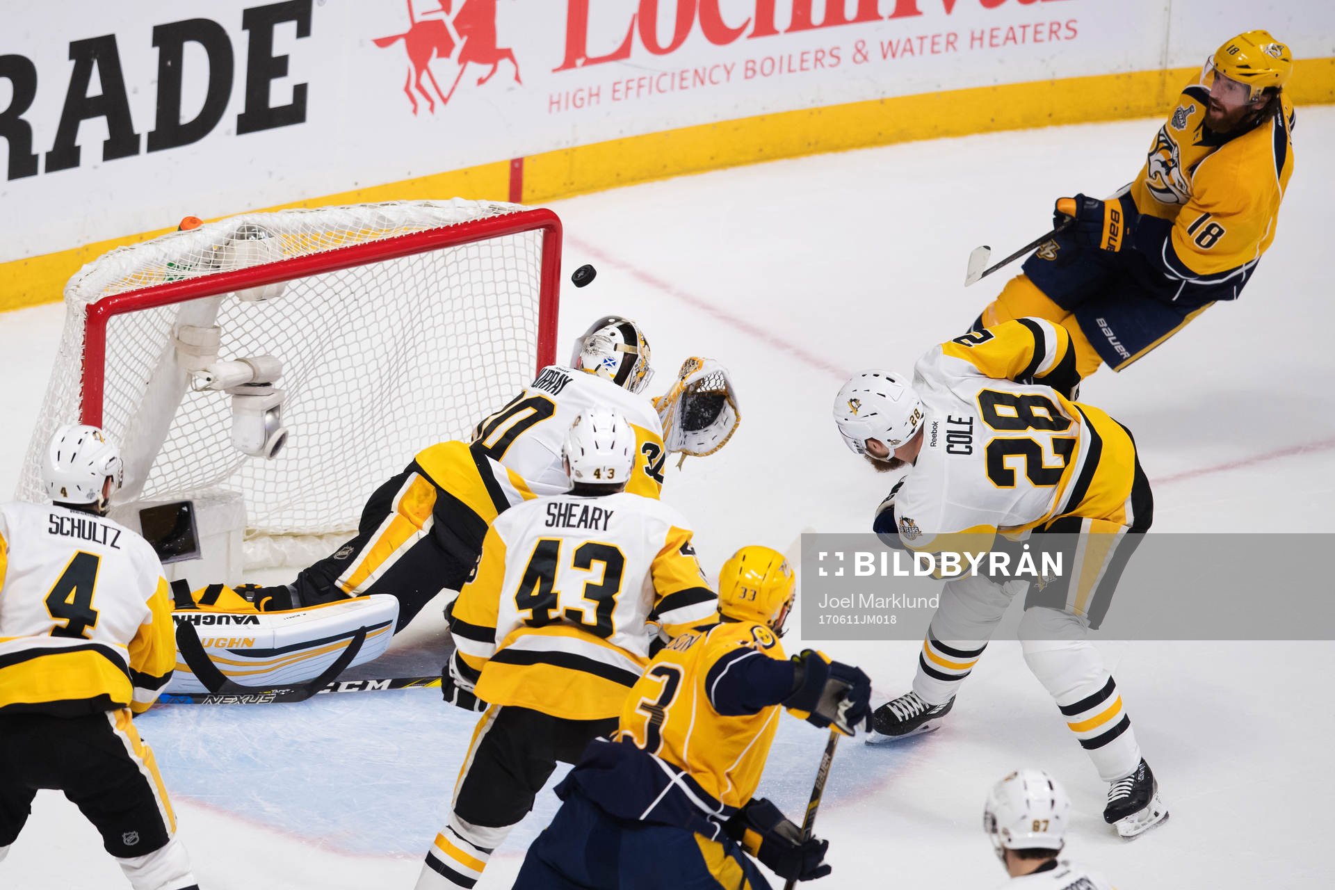 Nashvilles James Neal (t h) skjuter utanför mål