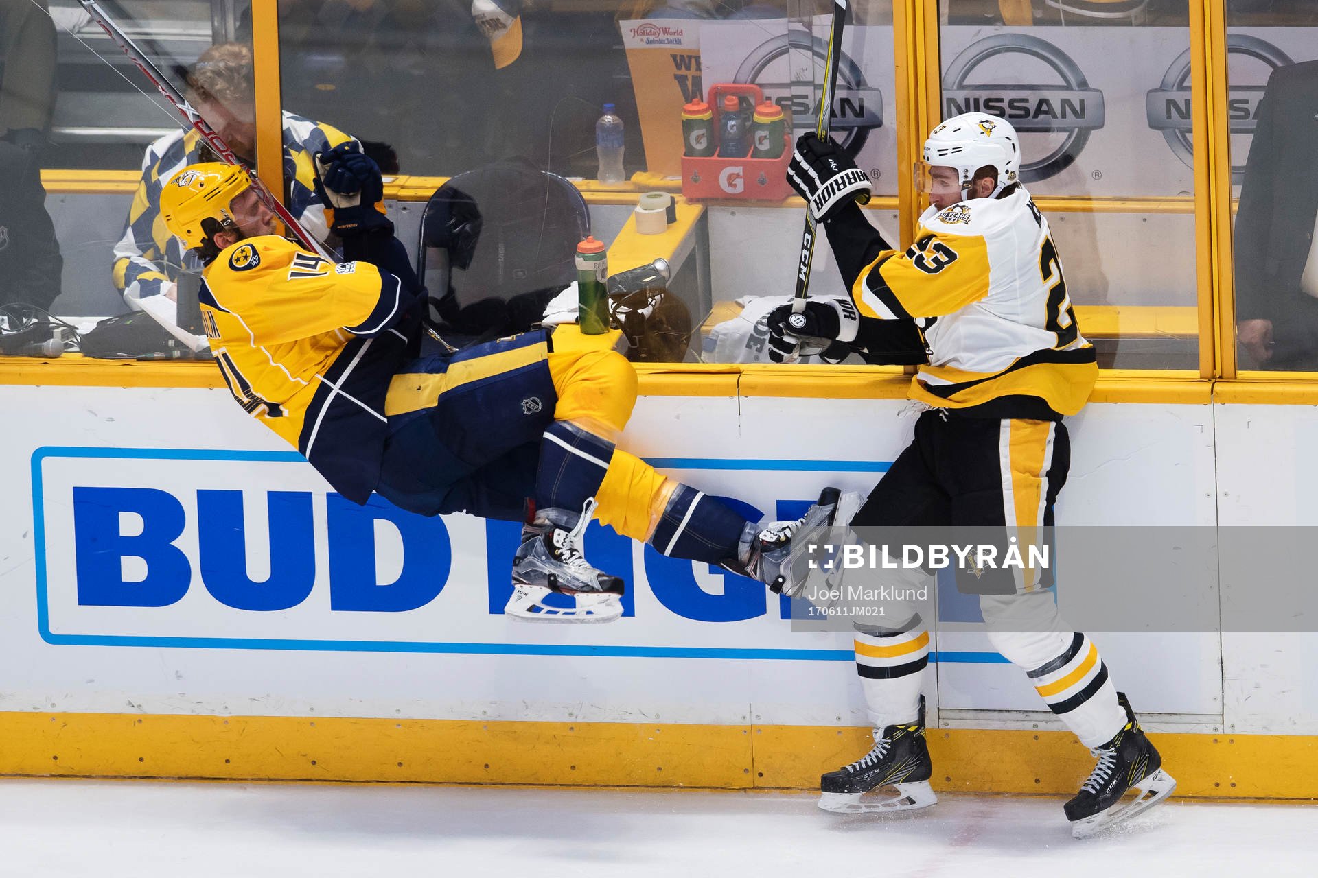 Nashvilles Mattias Ekholm blir tacklad av Pittsburghs Scott