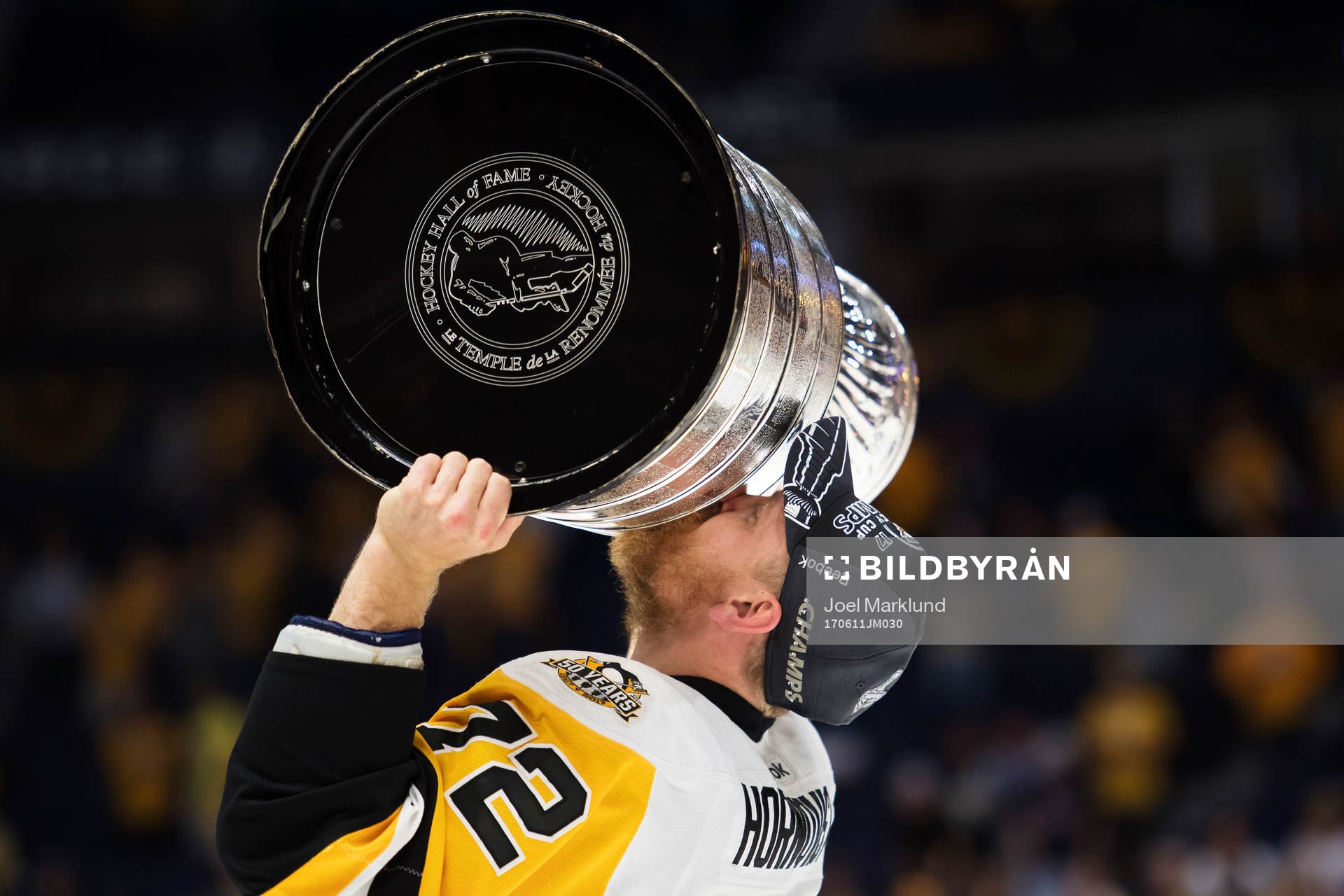 Pittsburghs Patric Hörnqvist kysser Stanley Cup-pokalen