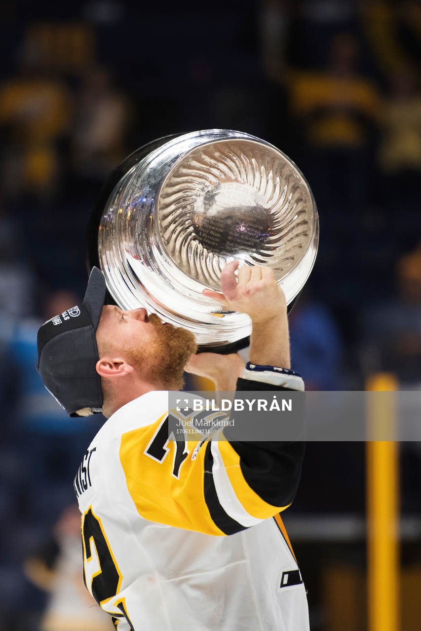 Pittsburghs Patric Hörnqvist kysser Stanley Cup-pokalen