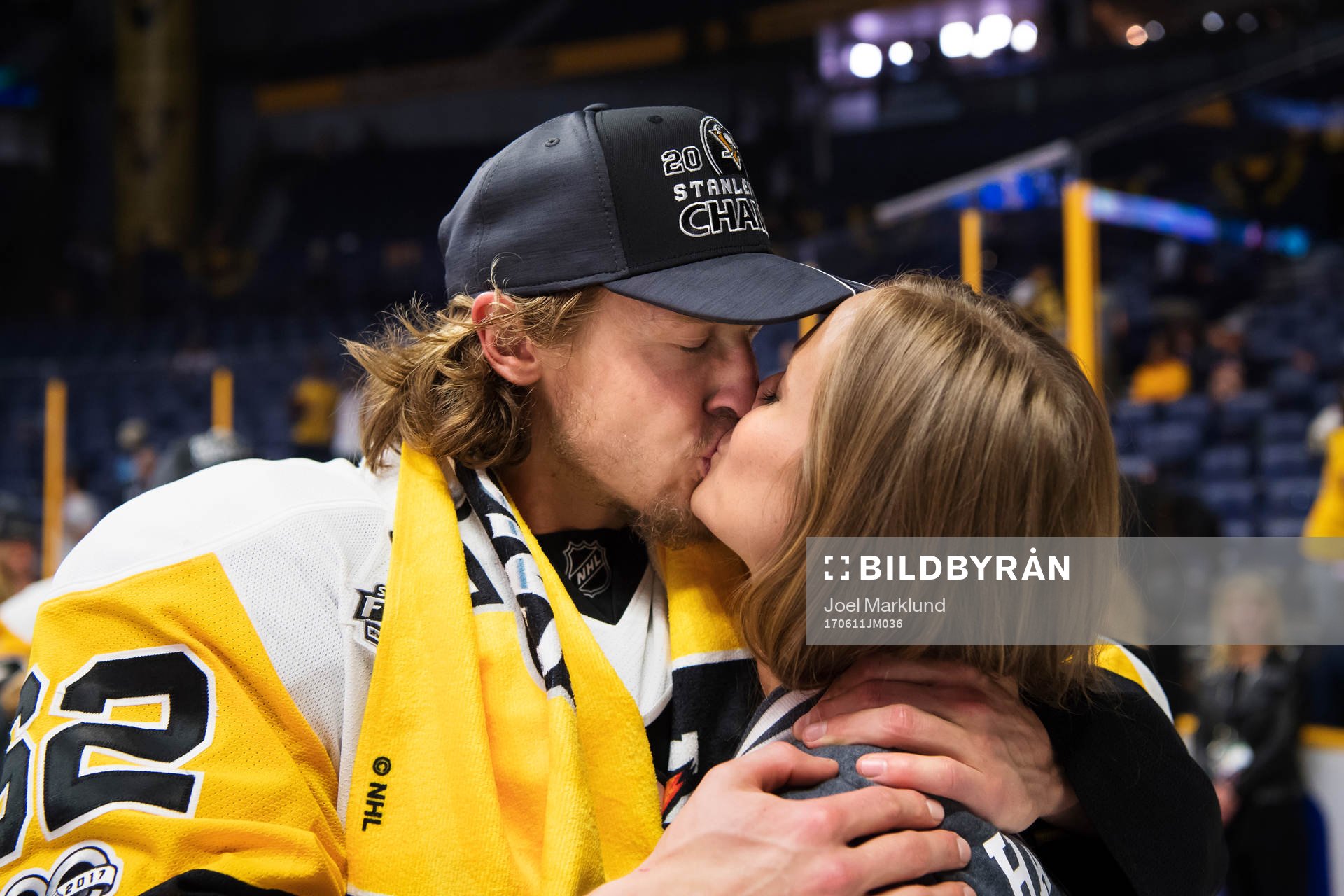 Pittsburghs Carl Hagelin kysser sin flickvän Erica Uebel
