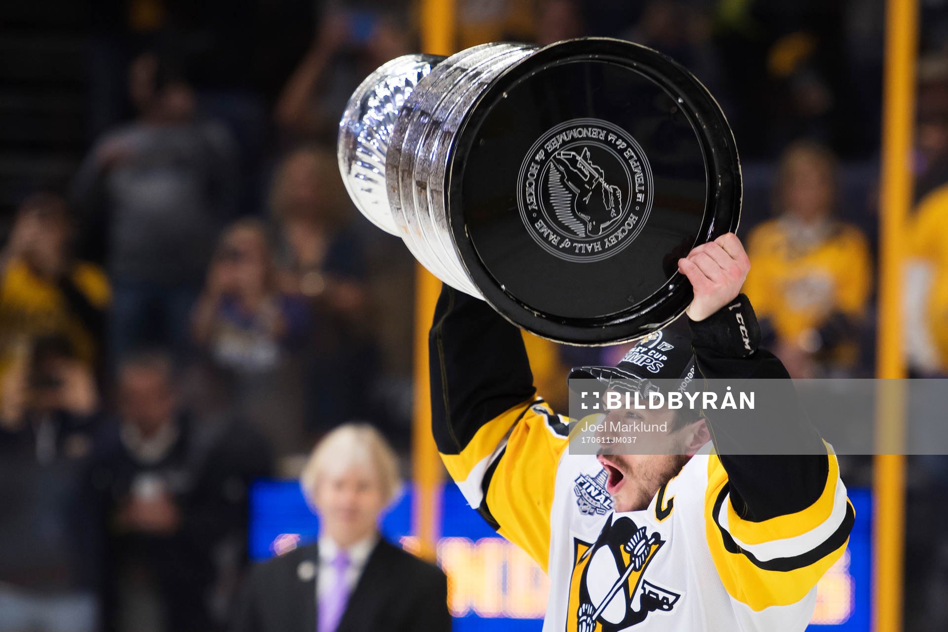 Pittsburghs Sidney Crosby jublar med Stanley Cup-pokalen
