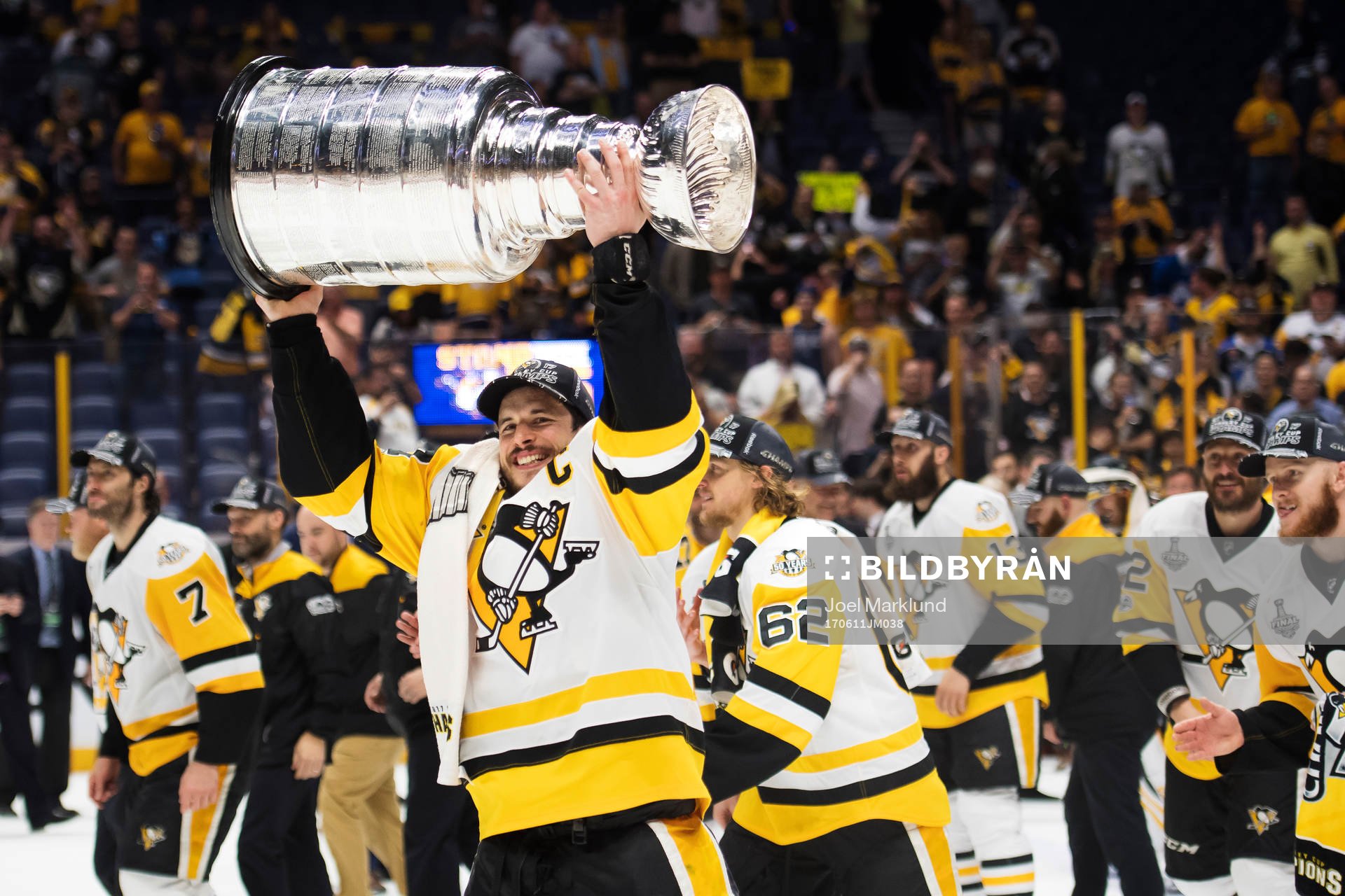 Pittsburghs Sidney Crosby jublar med Stanley Cup-pokalen