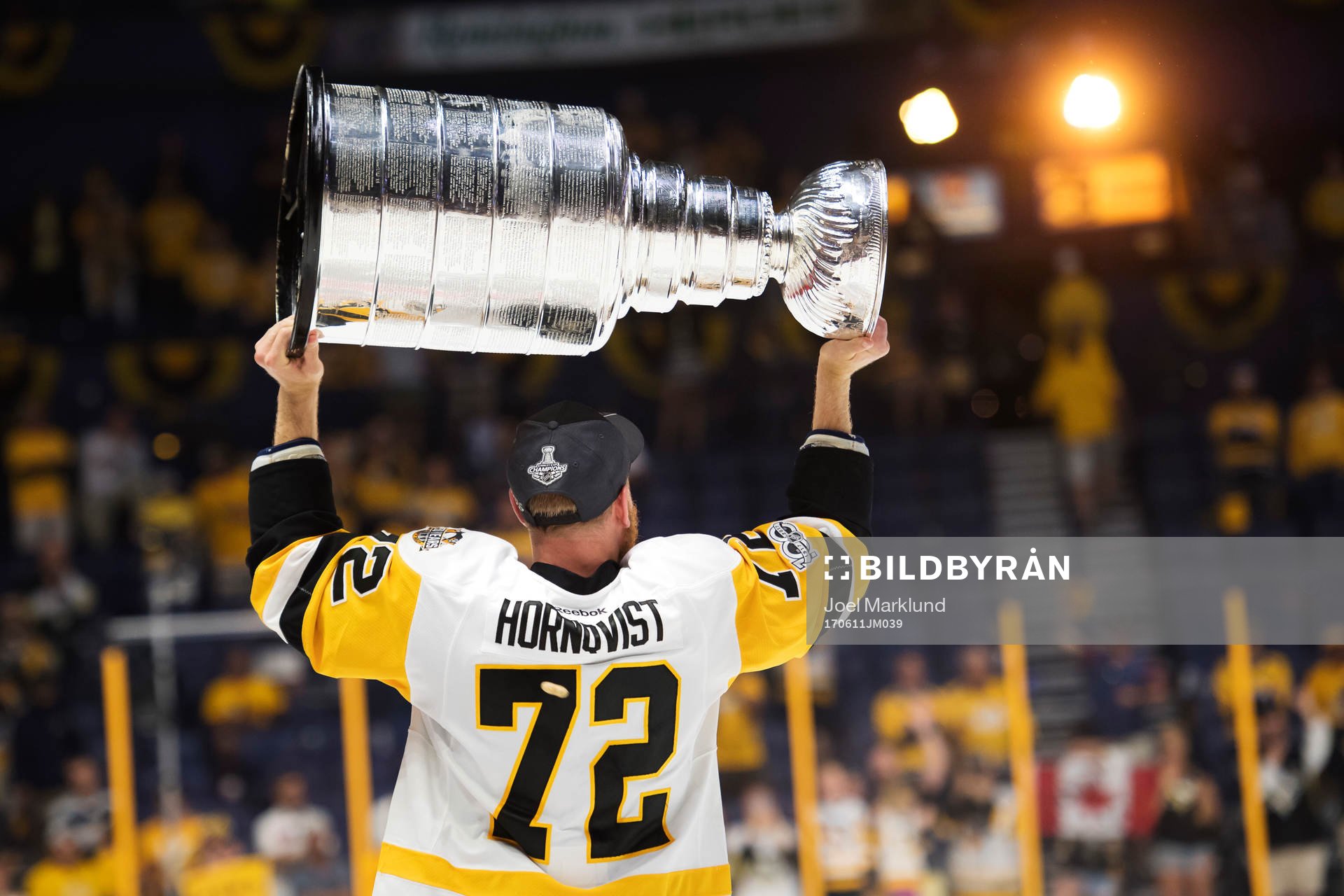 Pittsburghs Patric Hörnqvist jublar med Stanley Cup-pokalen
