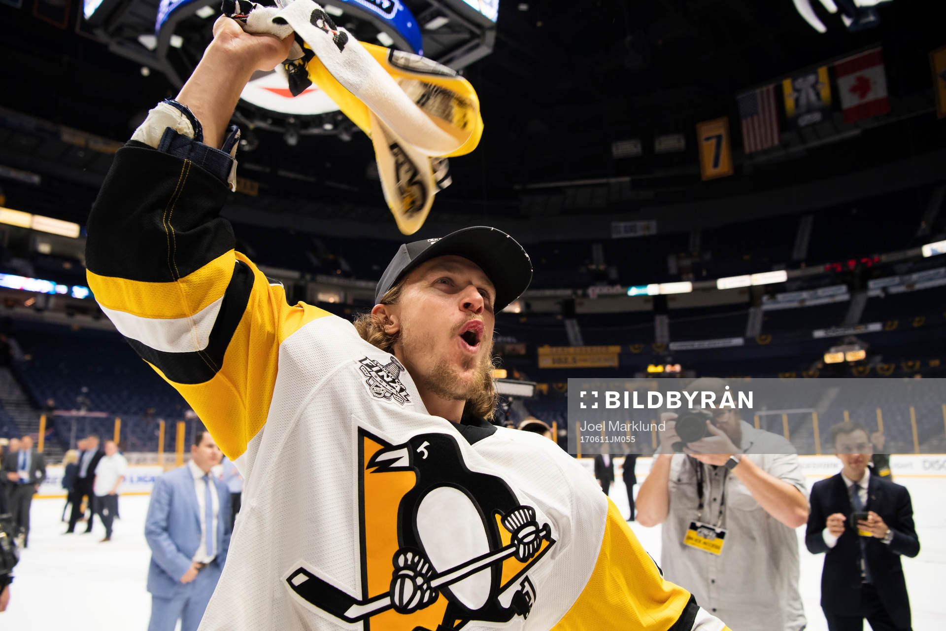 Pittsburghs Carl Hagelin jublar