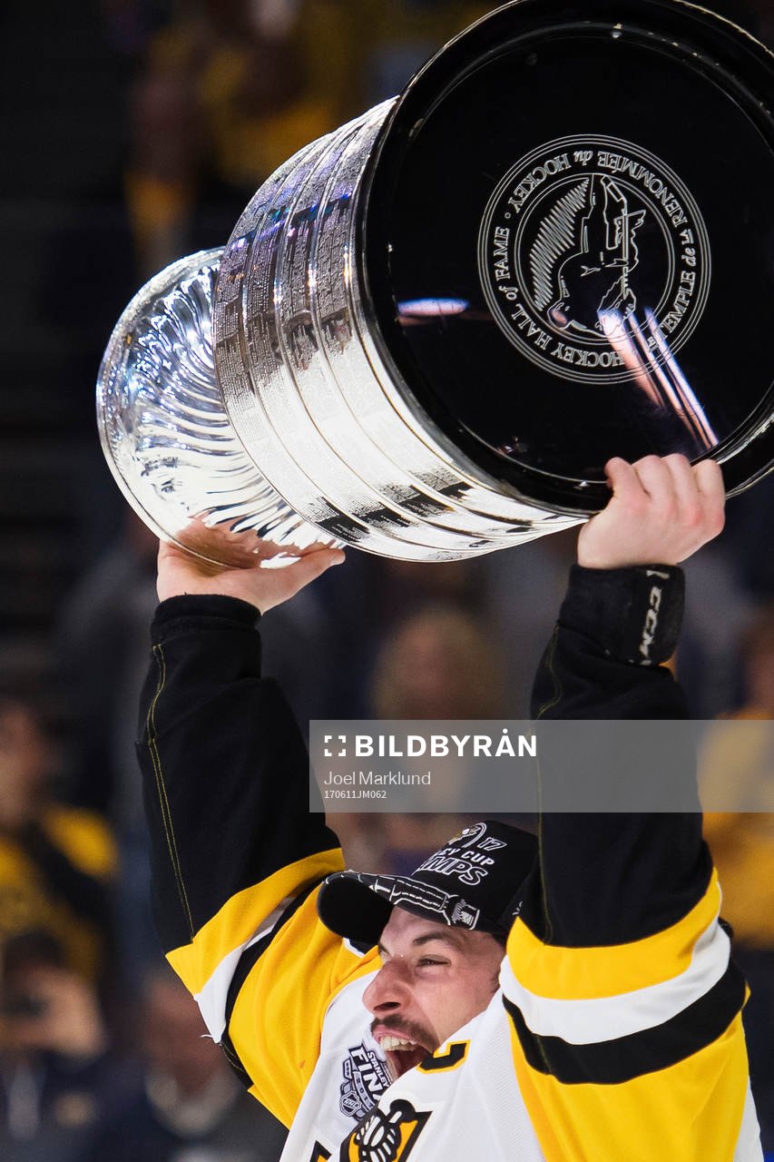 Pittsburghs Sidney Crosby jublar med Stanley Cup-pokalen