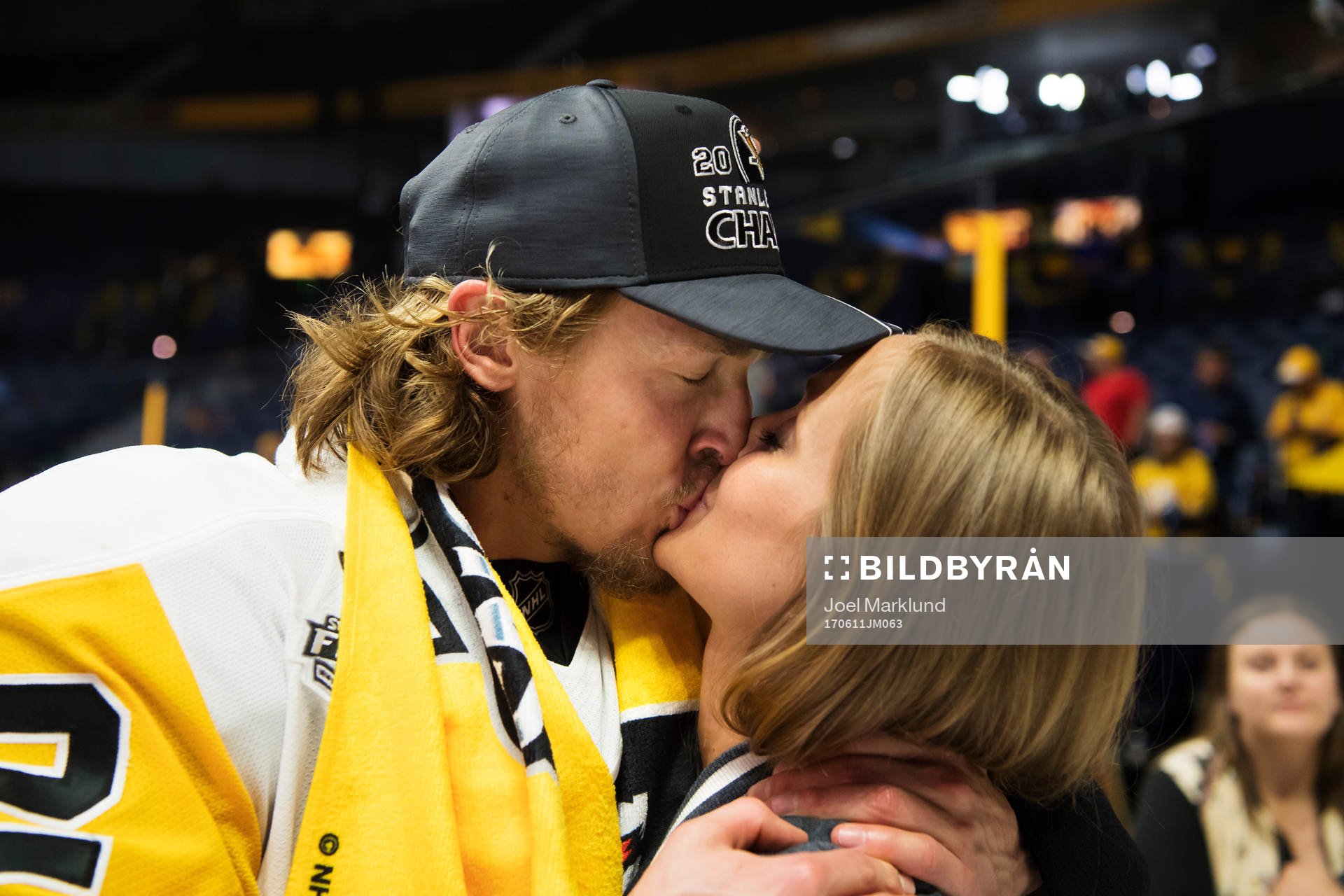 Pittsburghs Carl Hagelin kysser sin flickvän Erica Uebel