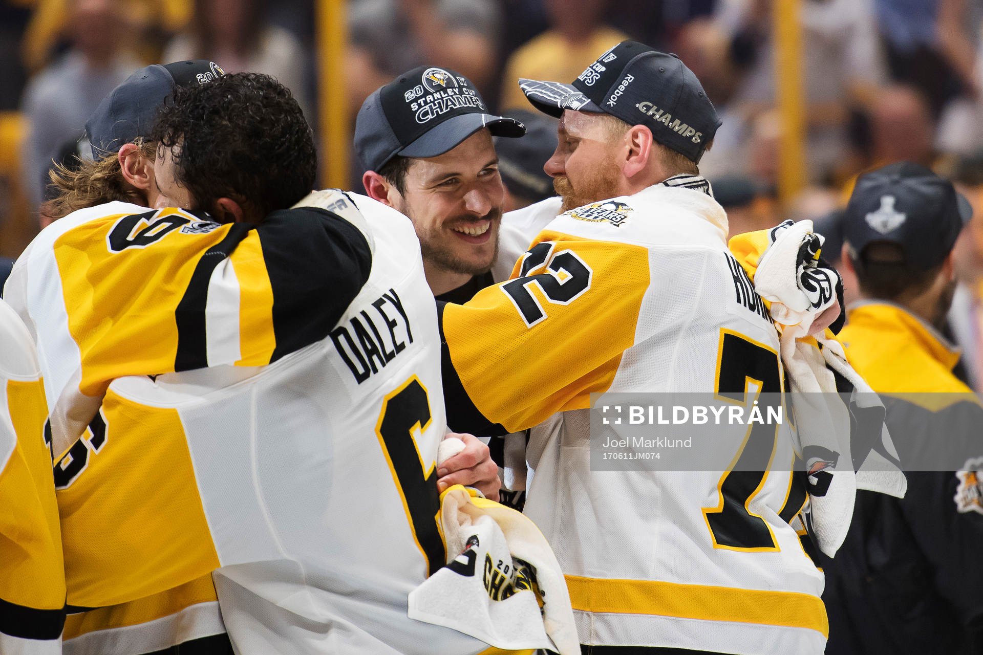 Pittsburghs Sidney Crosby och Patric Hörnqvist kramar om