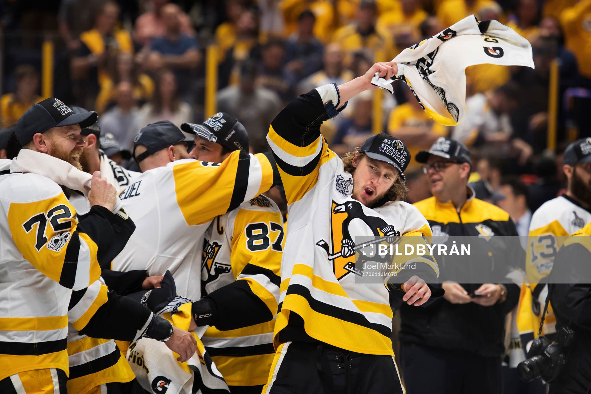 Pittsburghs Patric Hörnqvist ser på när Carl Hagelin