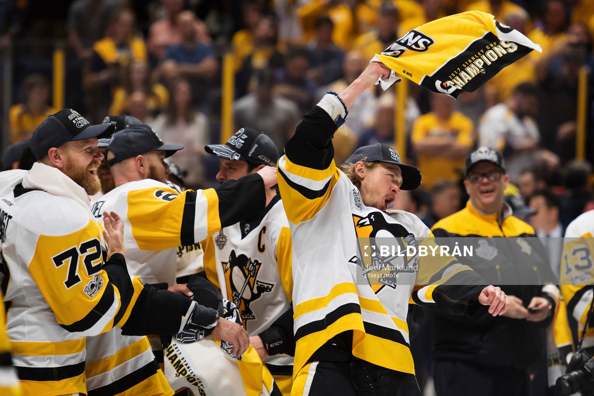 Pittsburghs Patric Hörnqvist ser på när Carl Hagelin