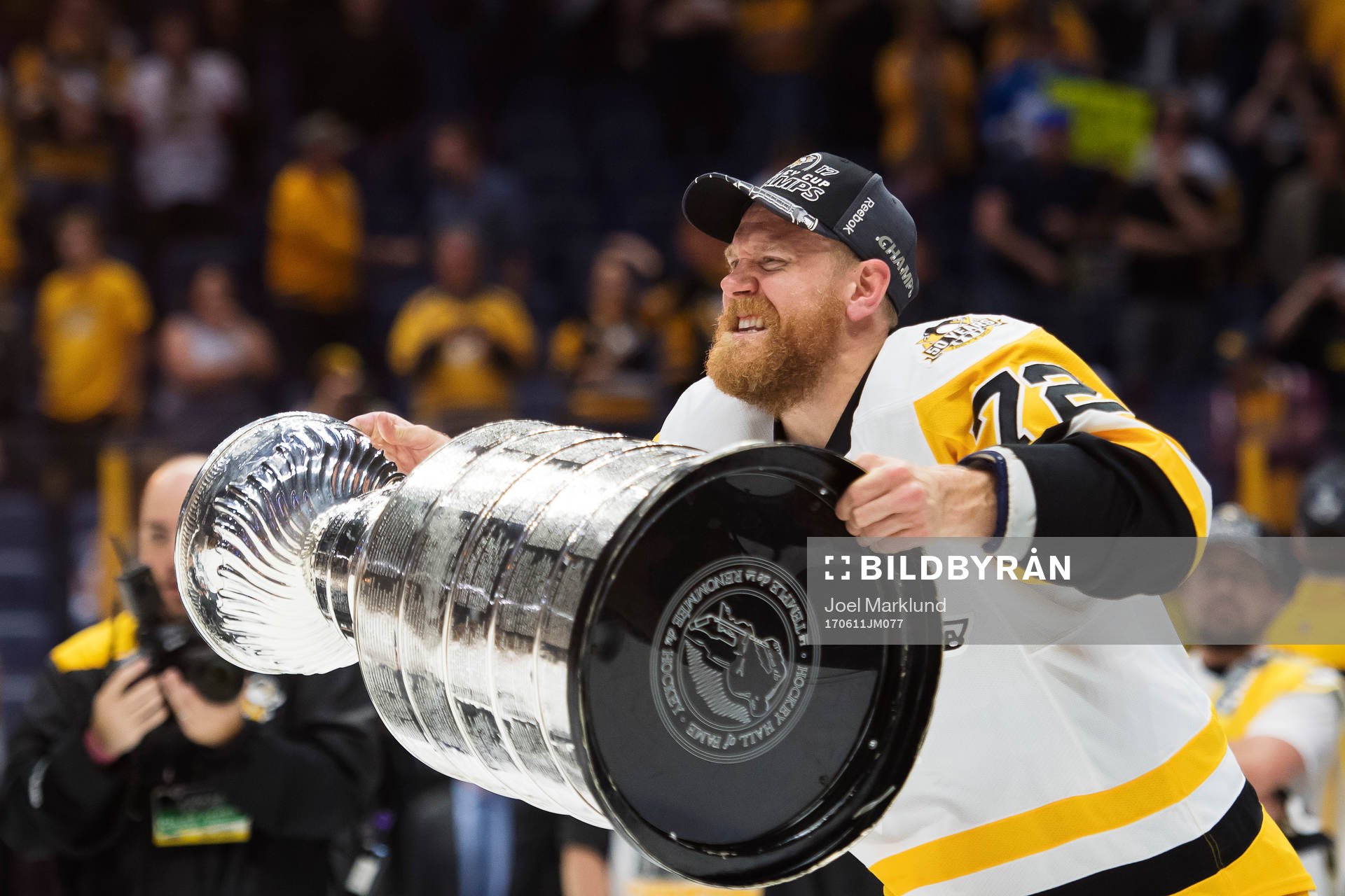 Pittsburghs Patric Hörnqvist jublar med Stanley Cup-pokalen