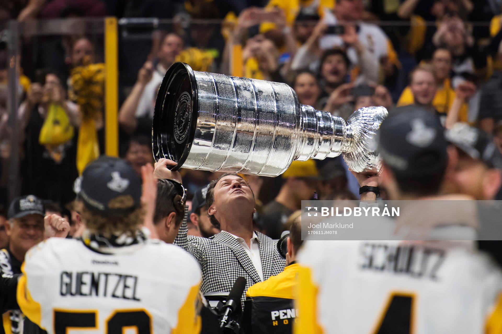 Pittsburghs ägare Mario Lemieux jublar med Stanley
