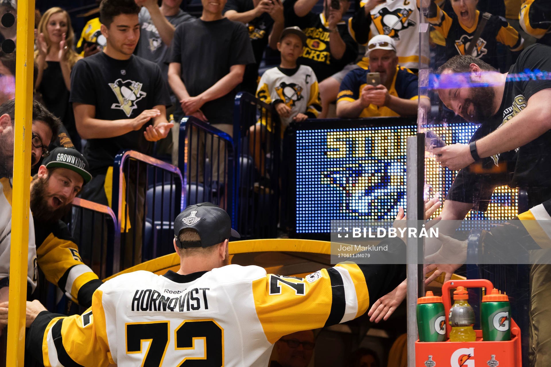 Pittsburghs Patric Hörnqvist jublar med fans när han