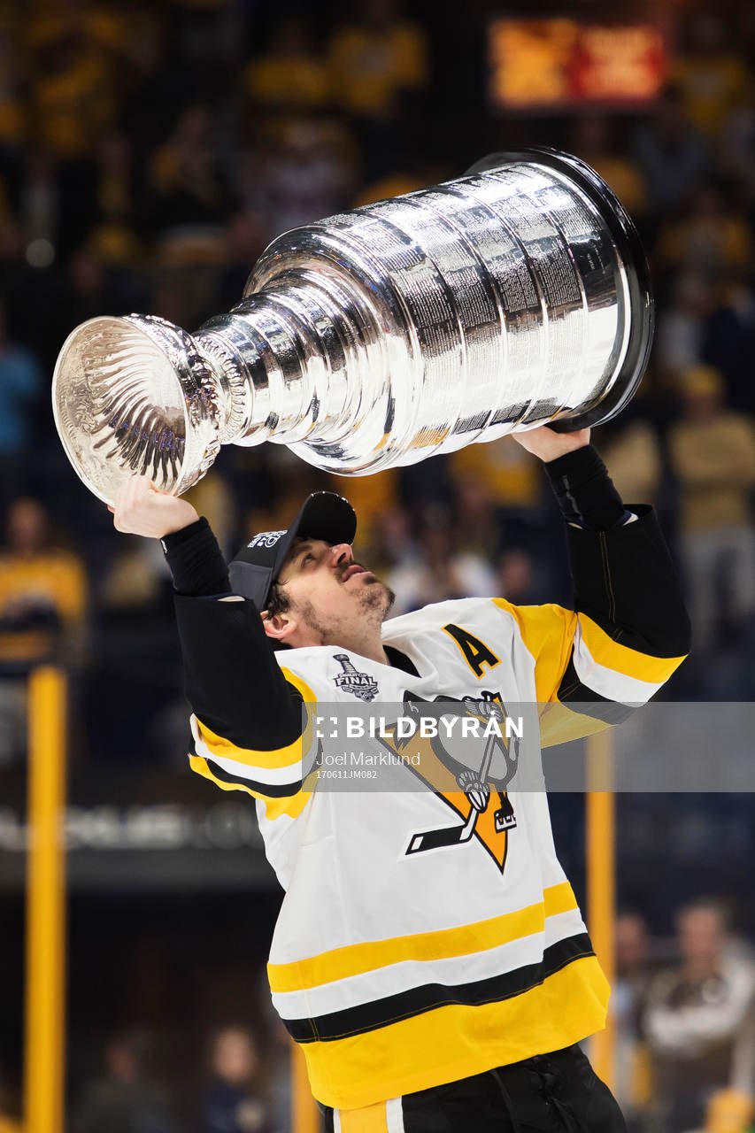 Pittsburghs Evgeni Malkin jublar med Stanley Cup-pokalen
