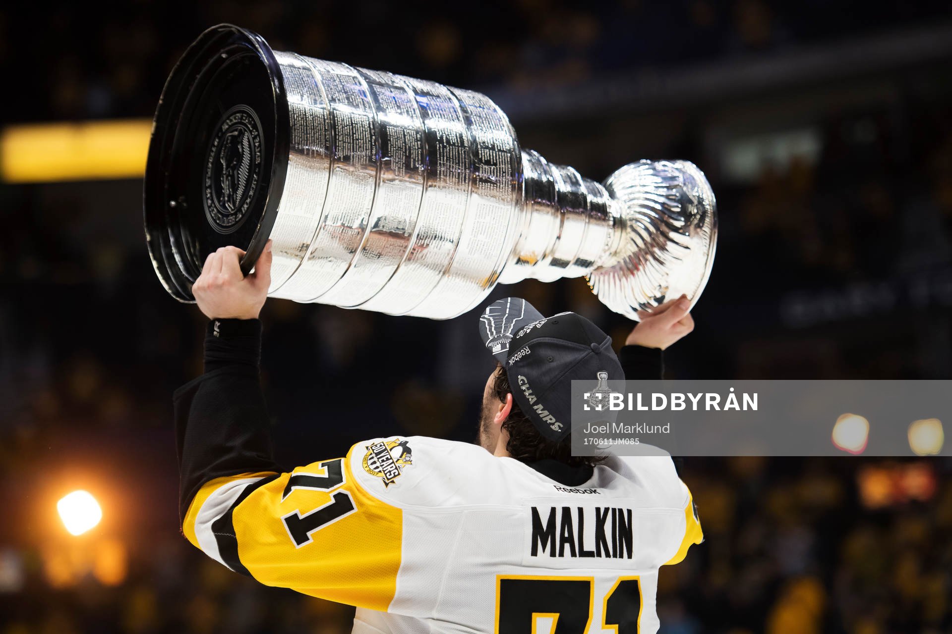 Pittsburghs Evgeni Malkin jublar med Stanley Cup-pokalen