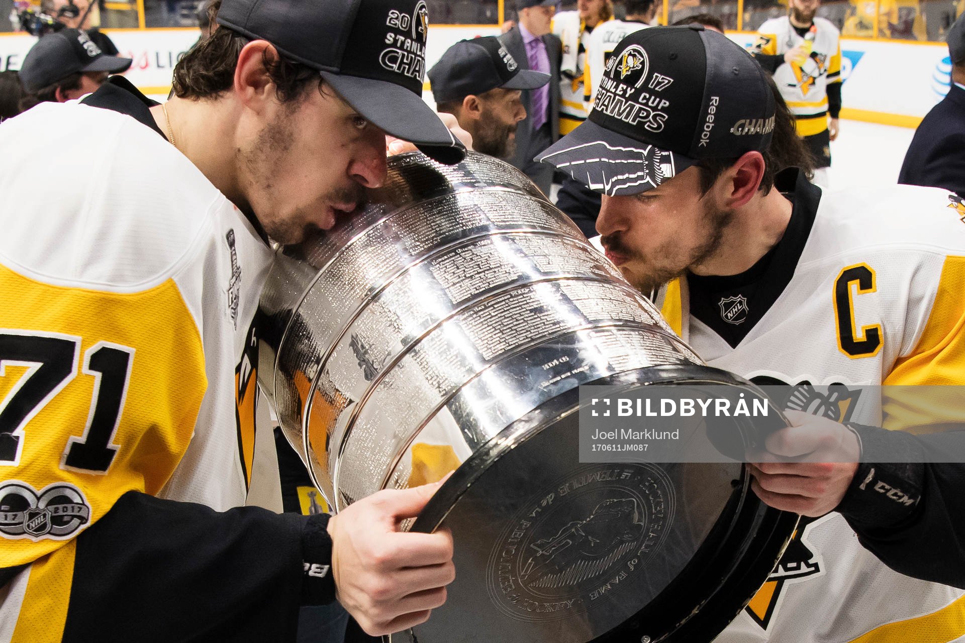 Pittsburghs Evgeni Malkin och Sidney Crosby kysser Stanley