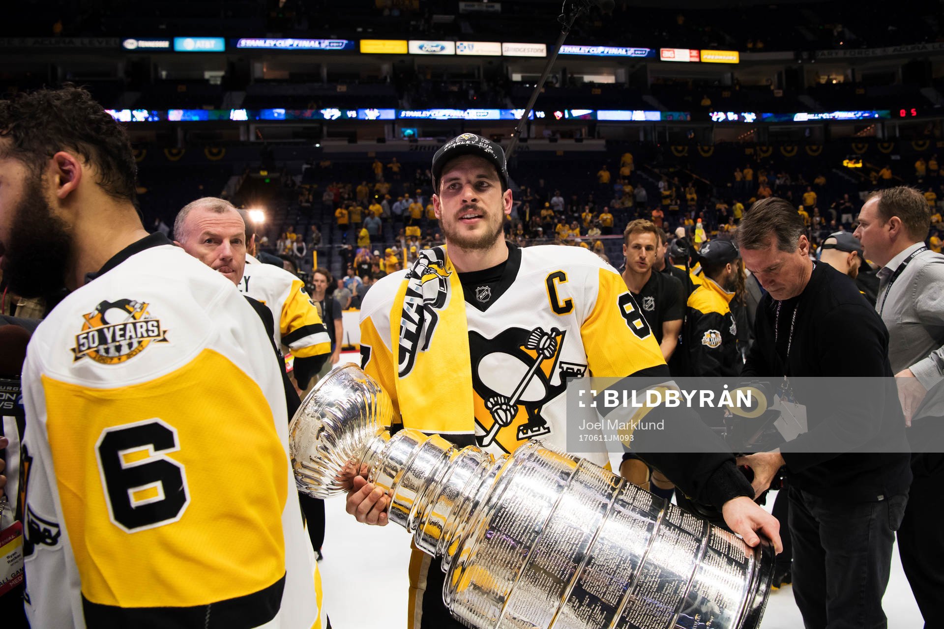 Pittsburghs Sidney Crosby med Stanley Cup-pokalen