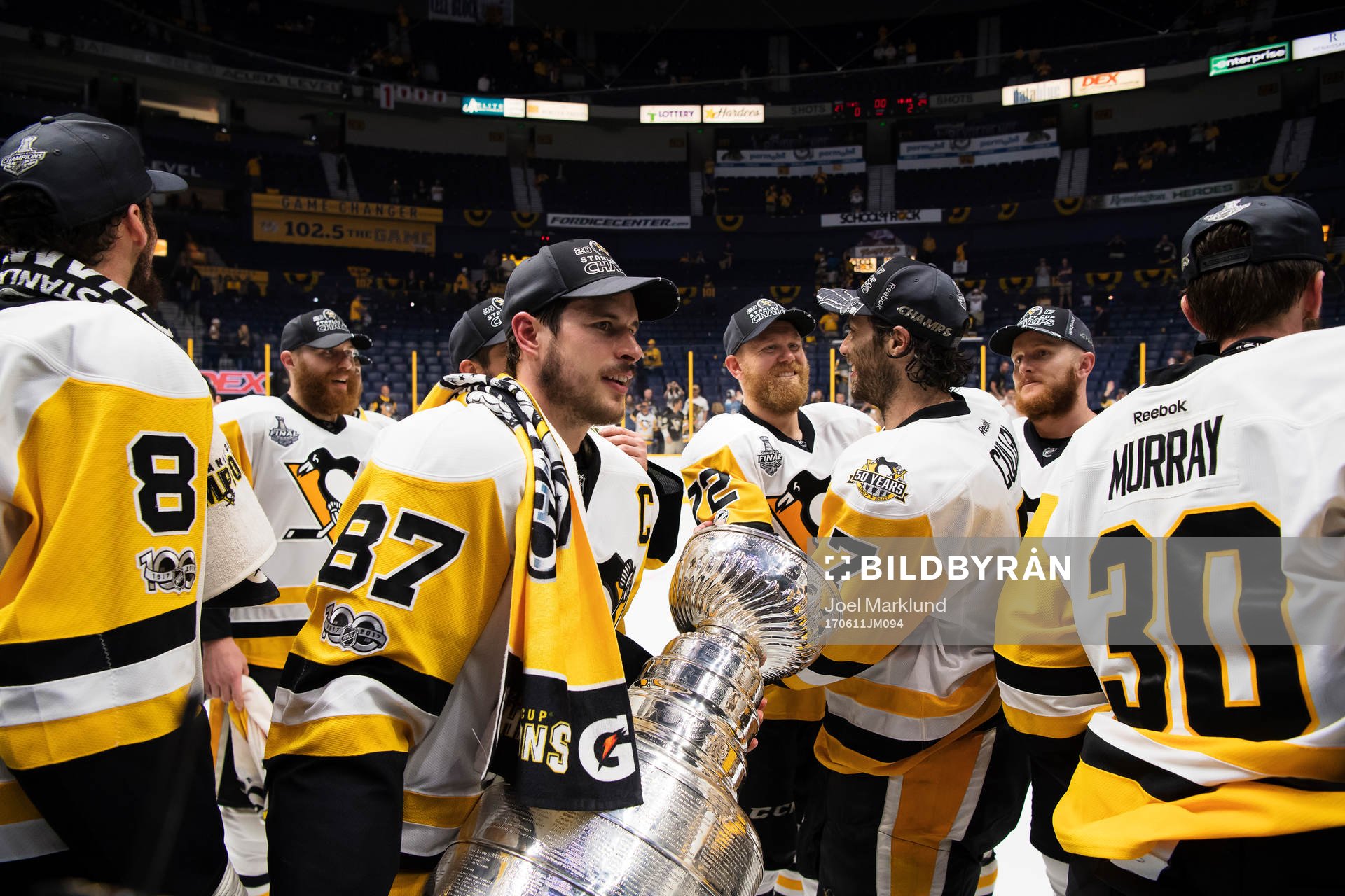 Pittsburghs Sidney Crosby med Stanley Cup-pokalen framför