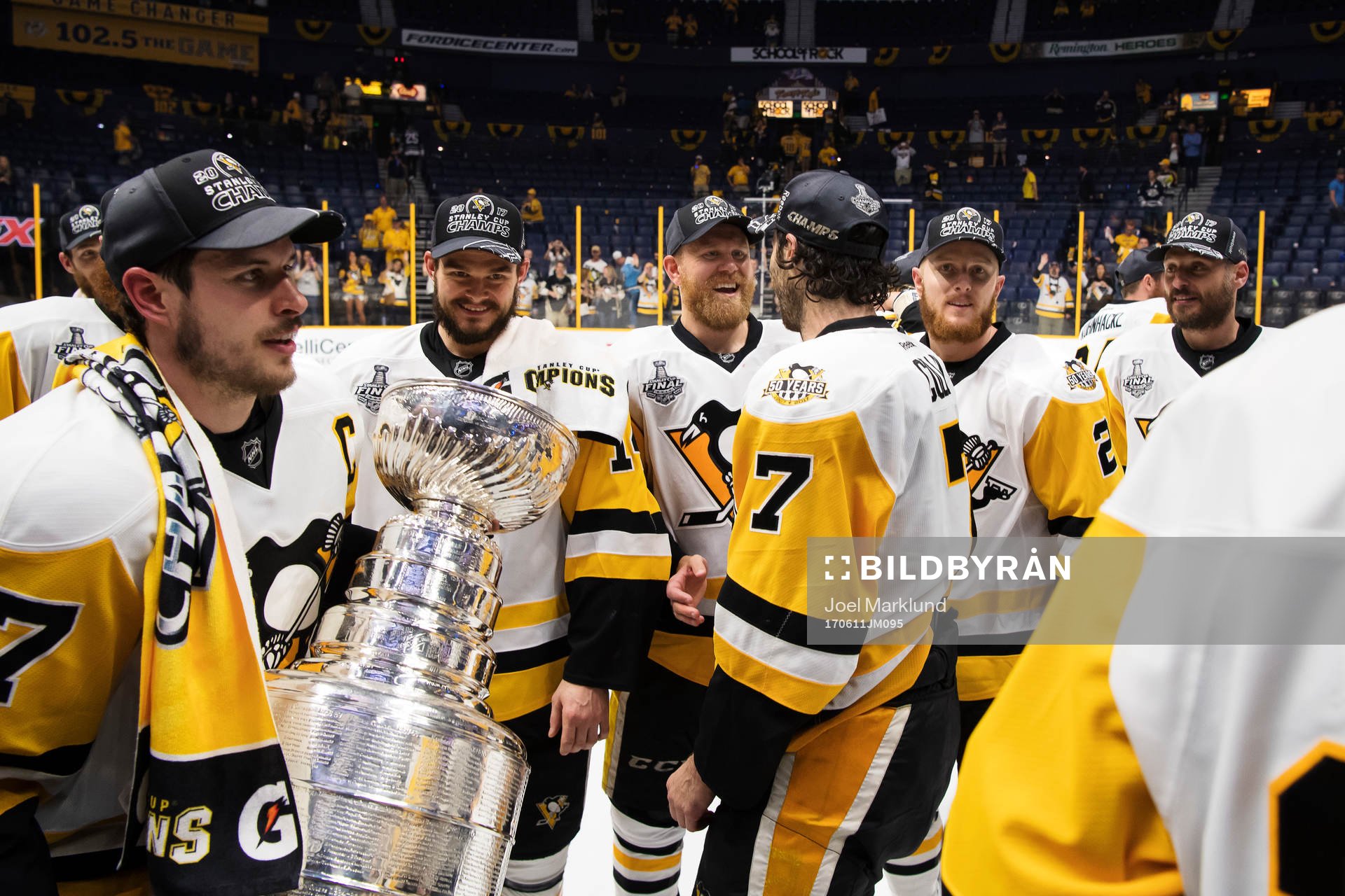 Pittsburghs Sidney Crosby med Stanley Cup-pokalen framför