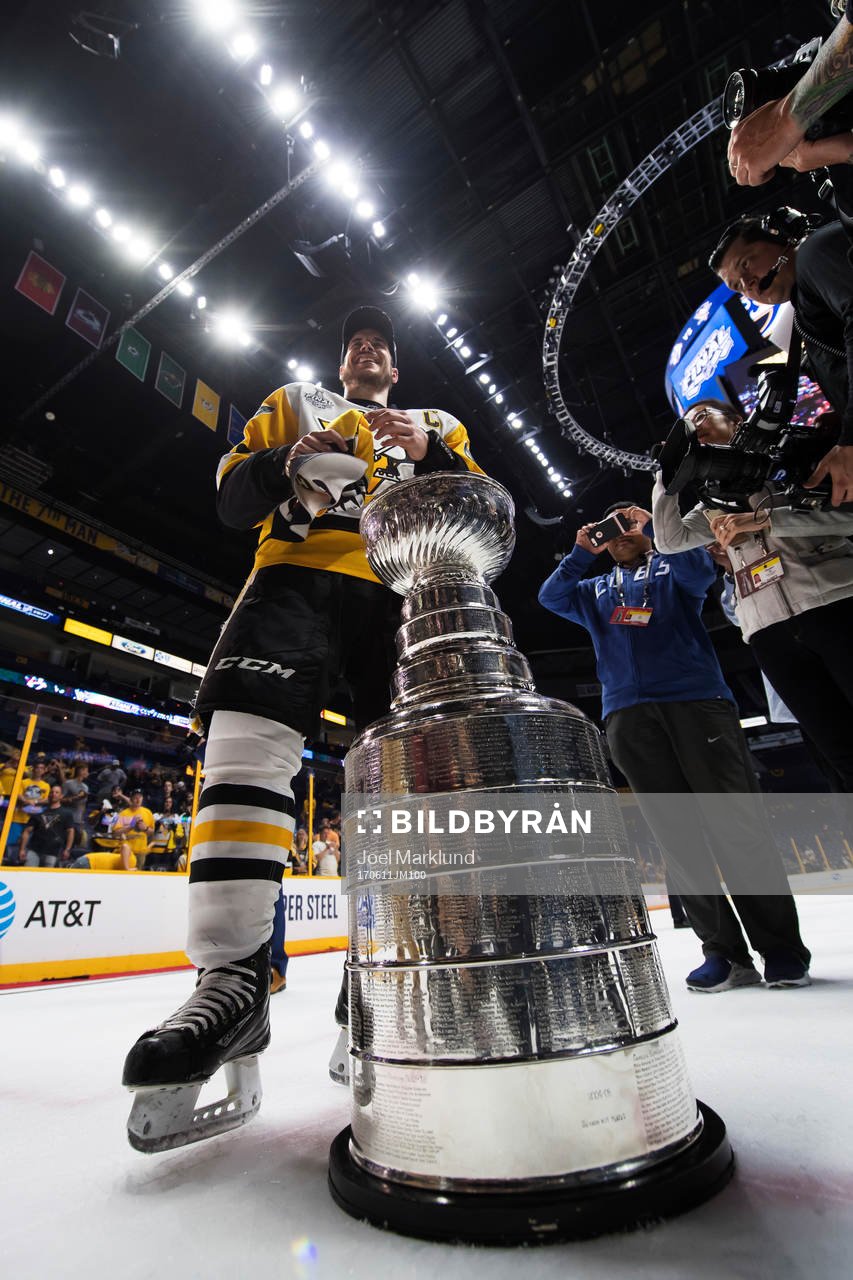 Pittsburghs Sidney Crosby med Stanley Cup-pokalen