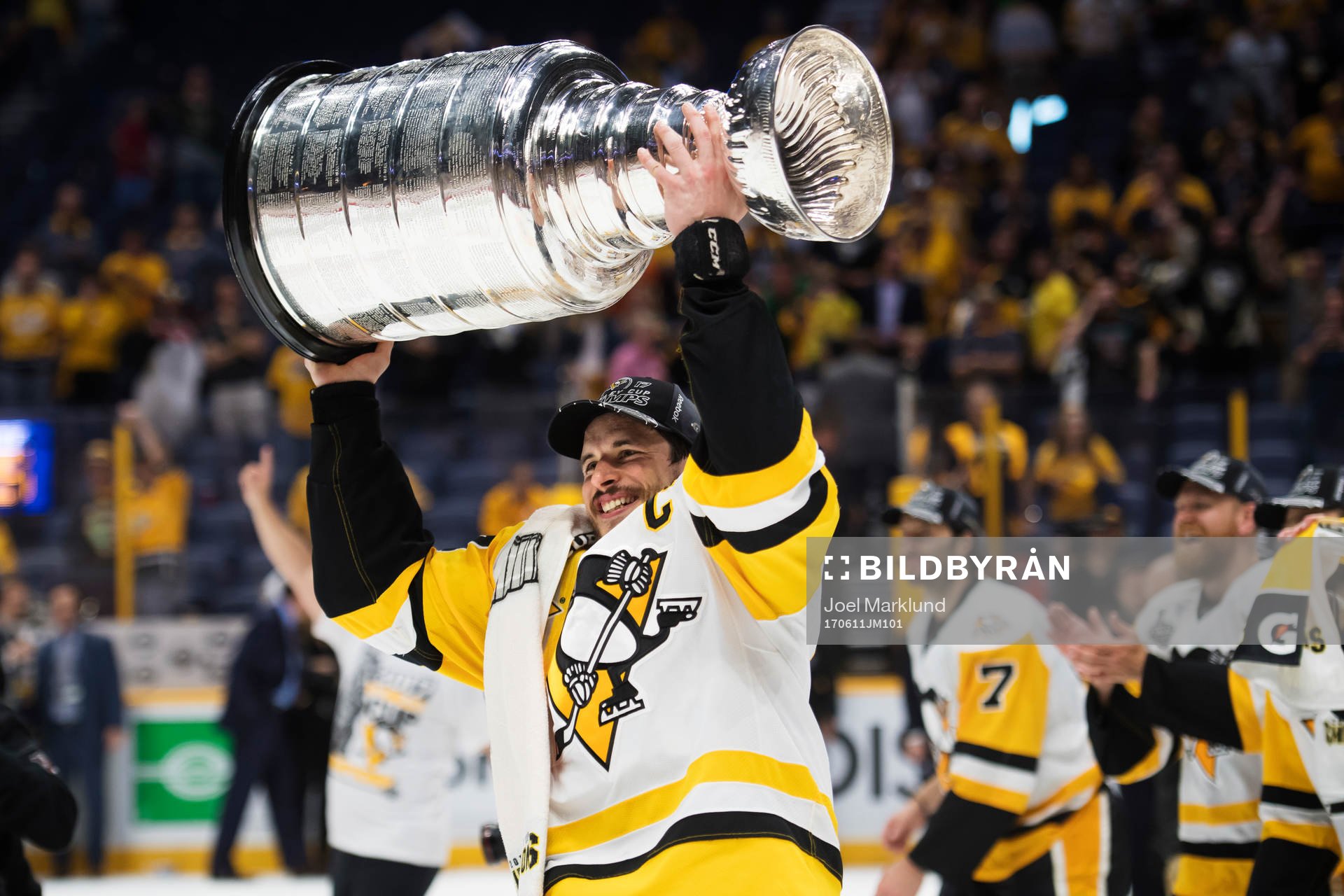 Pittsburghs Sidney Crosby jublar med Stanley Cup-pokalen