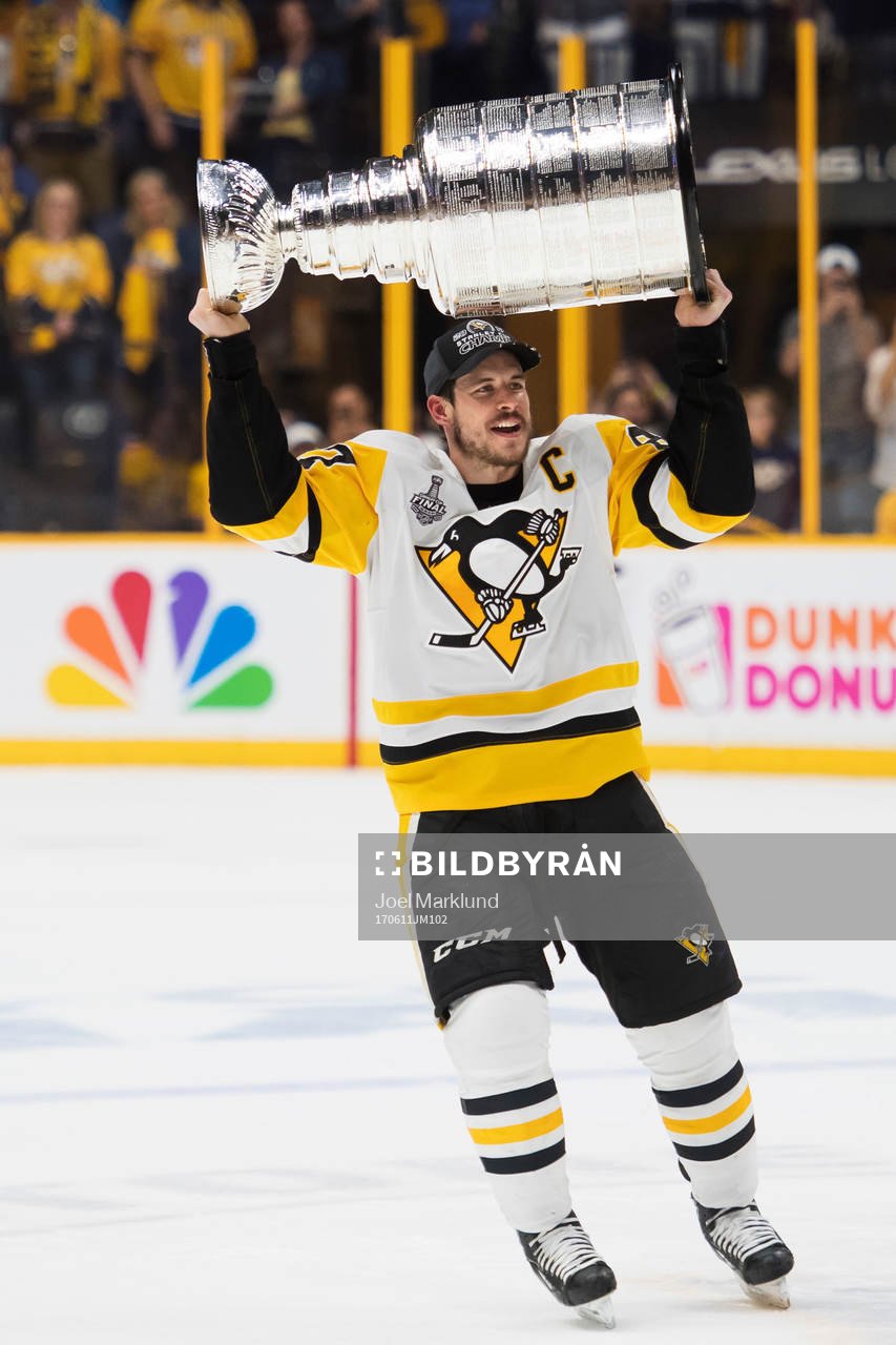 Pittsburghs Sidney Crosby jublar med Stanley Cup-pokalen