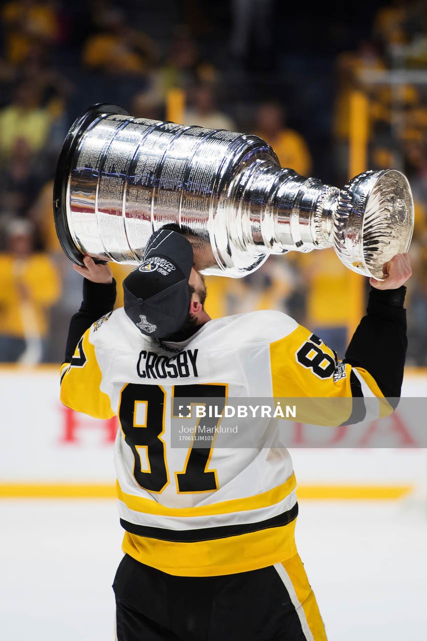 Pittsburghs Sidney Crosby kysser Stanley Cup-pokalen