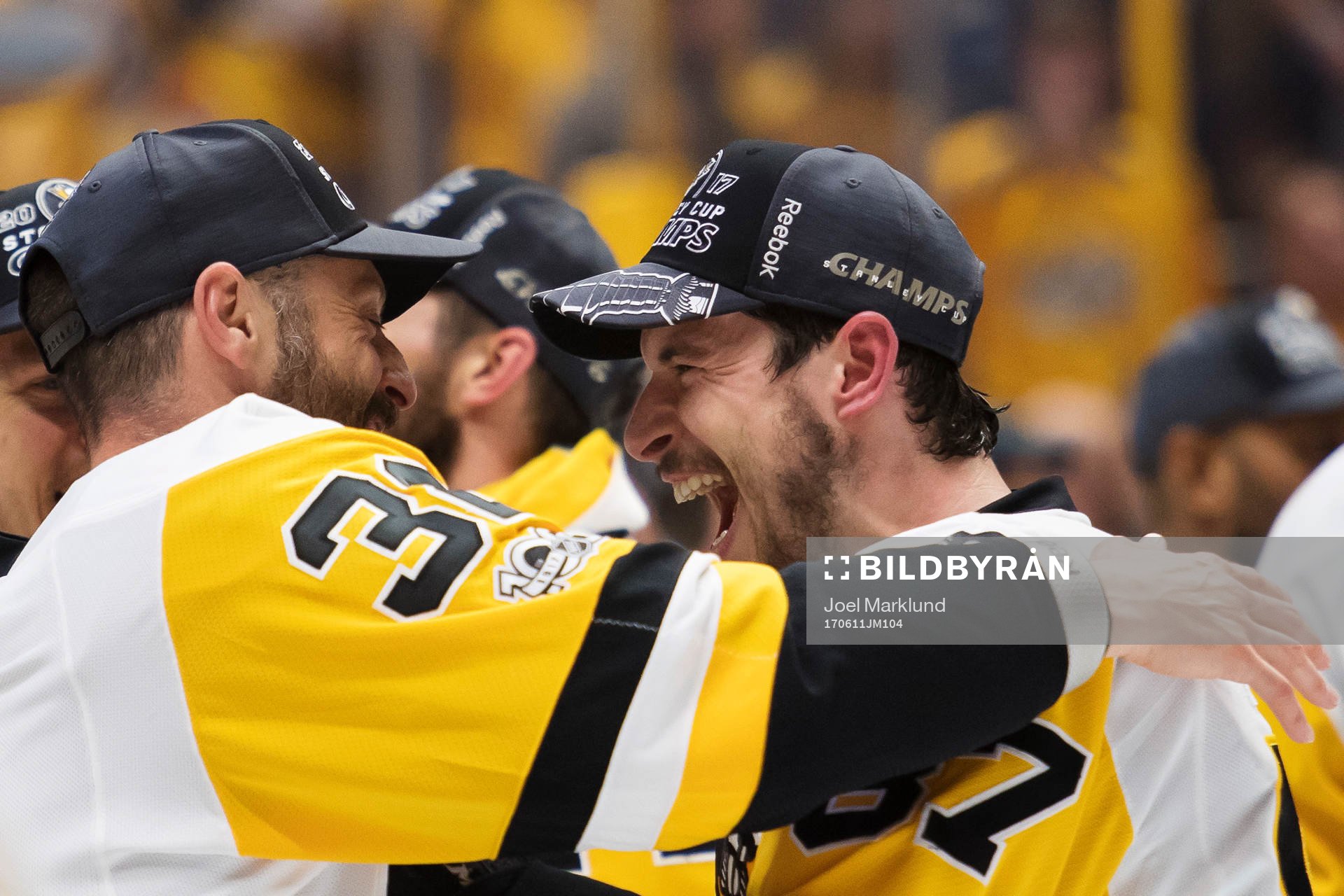Pittsburghs Mark Streit och Sidney Crosby jublar