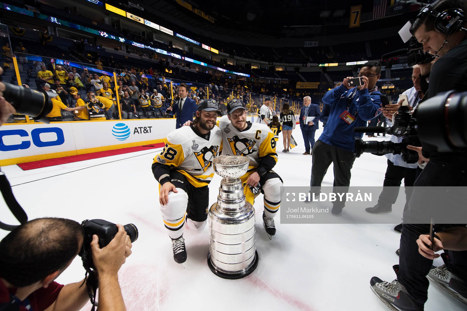 Pittsburghs Kris Letang och Sidney Crosby med Stanley