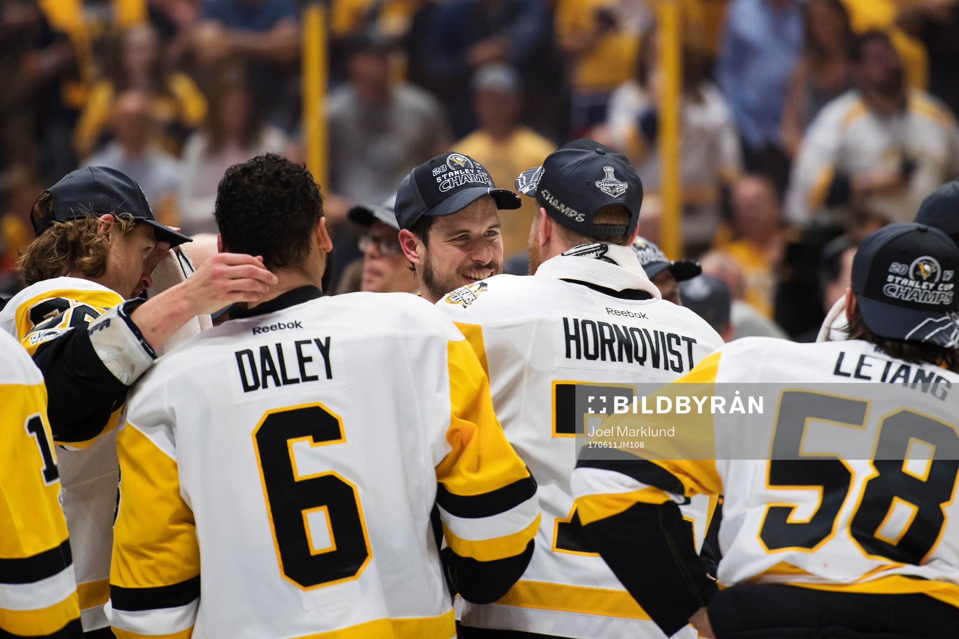 Pittsburghs Sidney Crosby pratar med Patric Hörnqvist