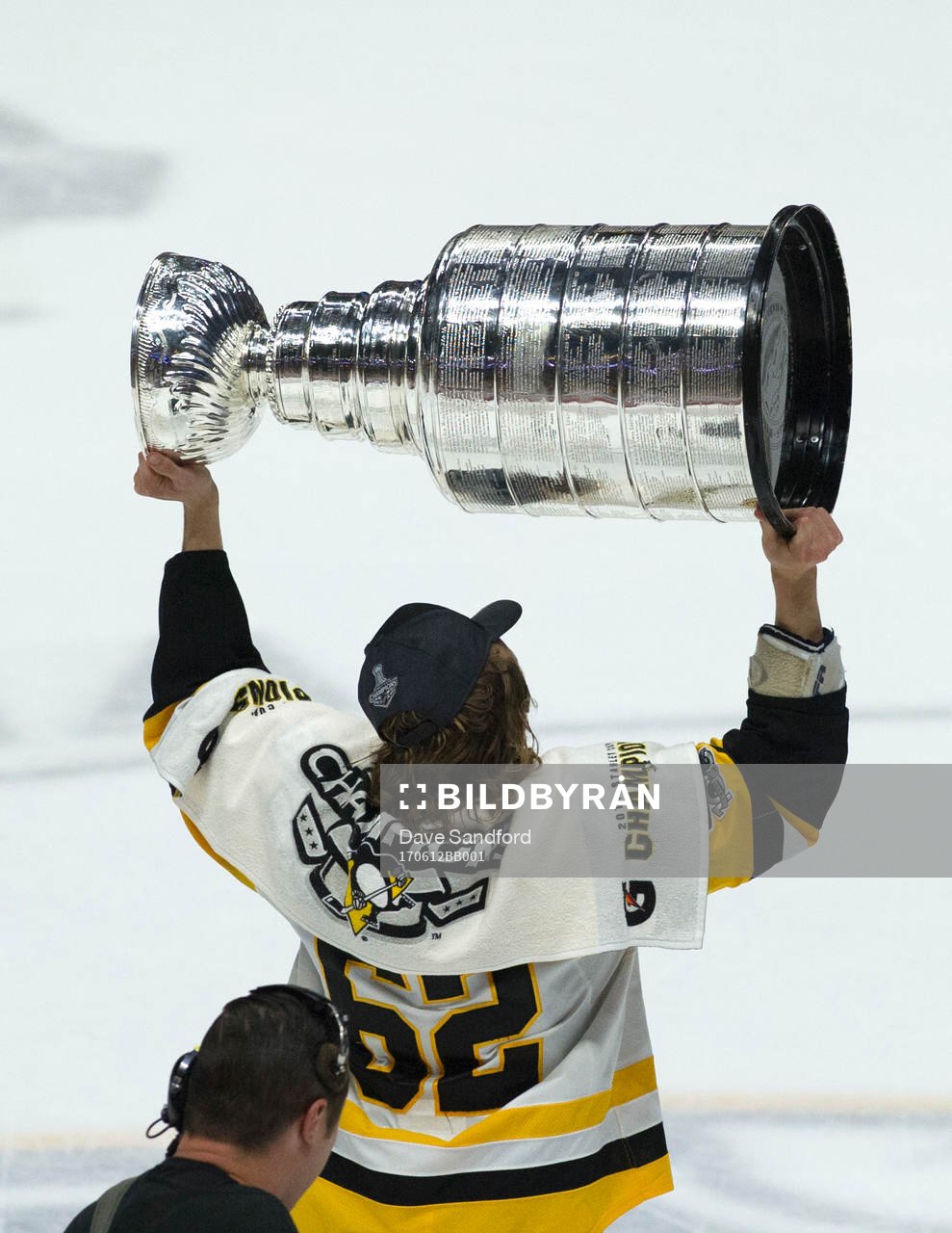 Carl Hagelin of the Pittsburgh Penguins hoists the Stanley