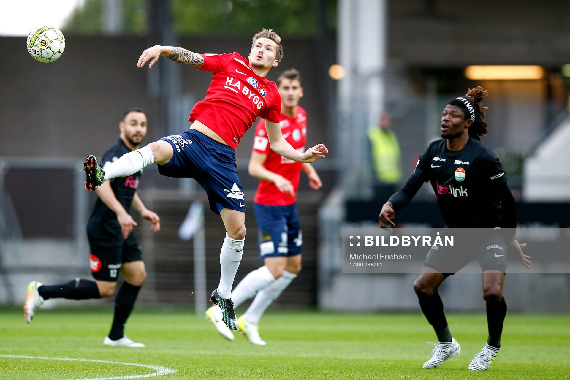 Örgrytes Andreas Östling och Dalkurds Mohamed Bangura