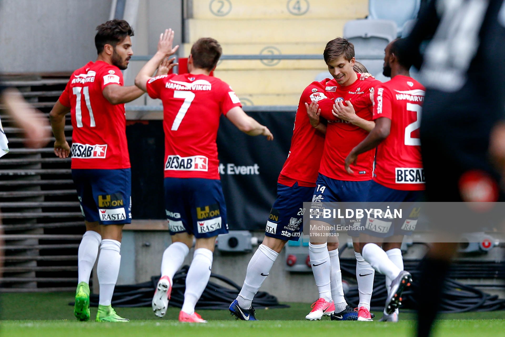 Örgrytes Daniel Paulson jublar med lagkamrater
