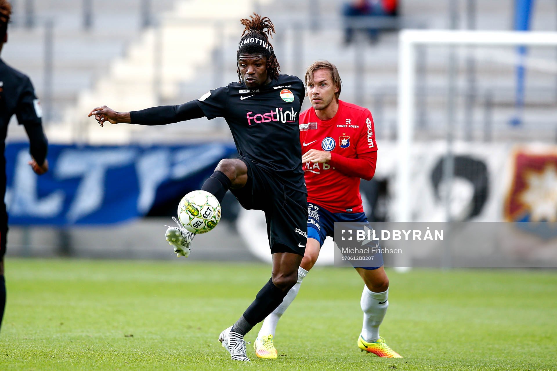 Dalkurds Mohamed Bangura och Örgrytes Danny Ervik under fotbollsmatchen i Superettan mellan Örgryte och Dalkurd den 12 juni 2017 i Göteborg.
