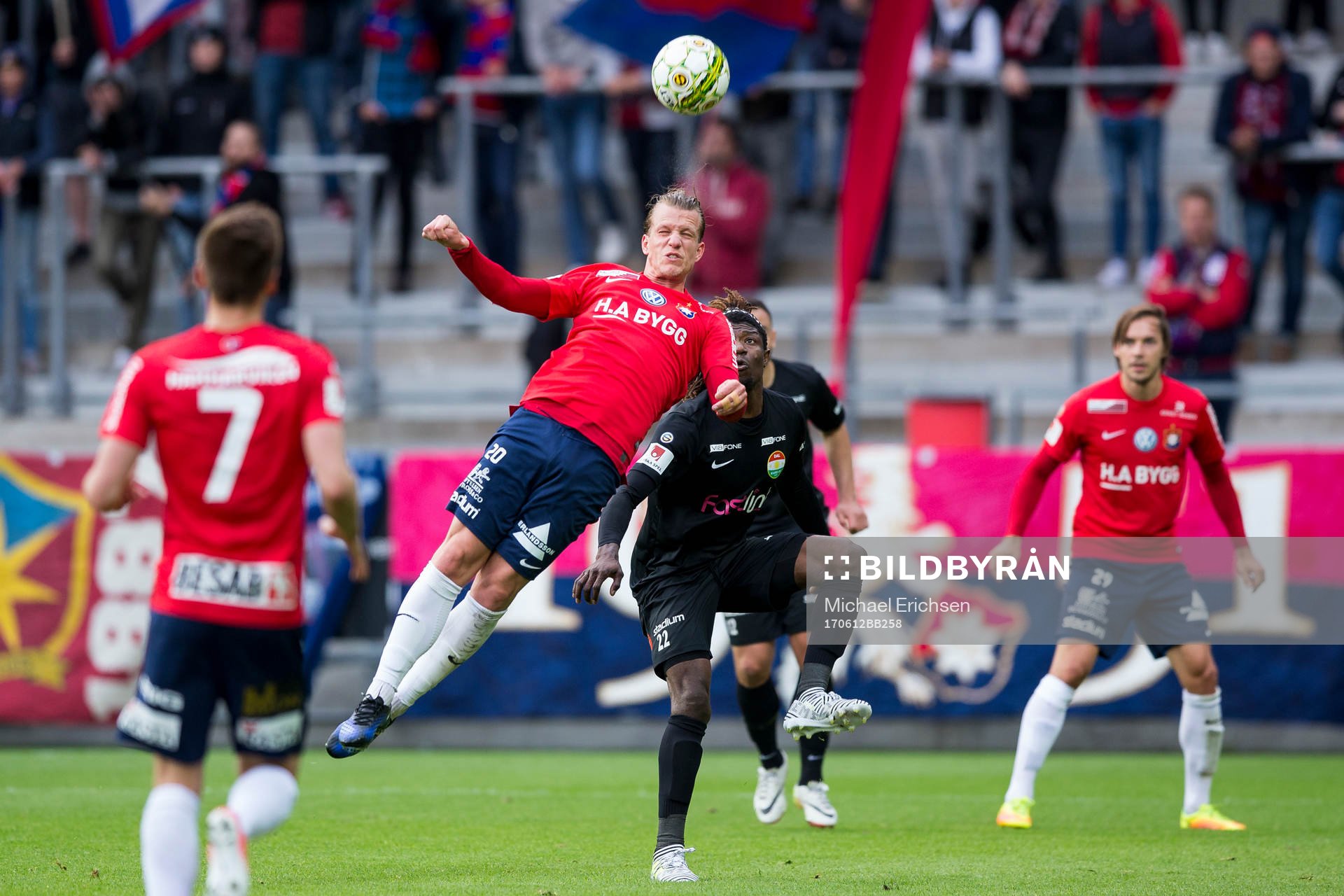 Örgrytes Sebastian Carlsén nickar före Dalkurds Mohamed Bangura under fotbollsmatchen i Superettan mellan Örgryte och Dalkurd den 12 juni 2017 i Göteborg.