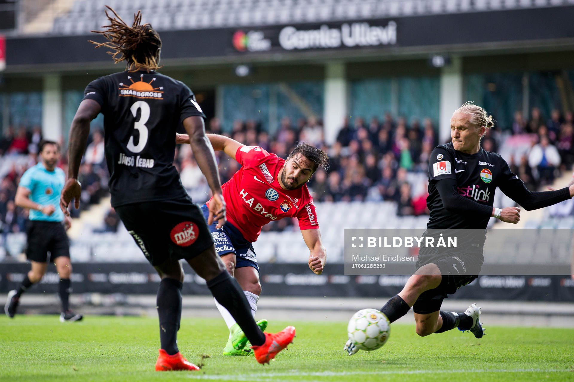 Örgrytes William Atashkadeh skjuter förbi täckande