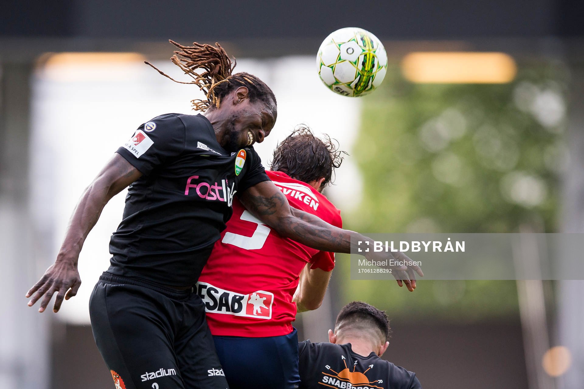 Dalkurds Kebba Ceesay i nickduell med Örgrytes Johan Elmander under fotbollsmatchen i Superettan mellan Örgryte och Dalkurd den 12 juni 2017 i Göteborg.