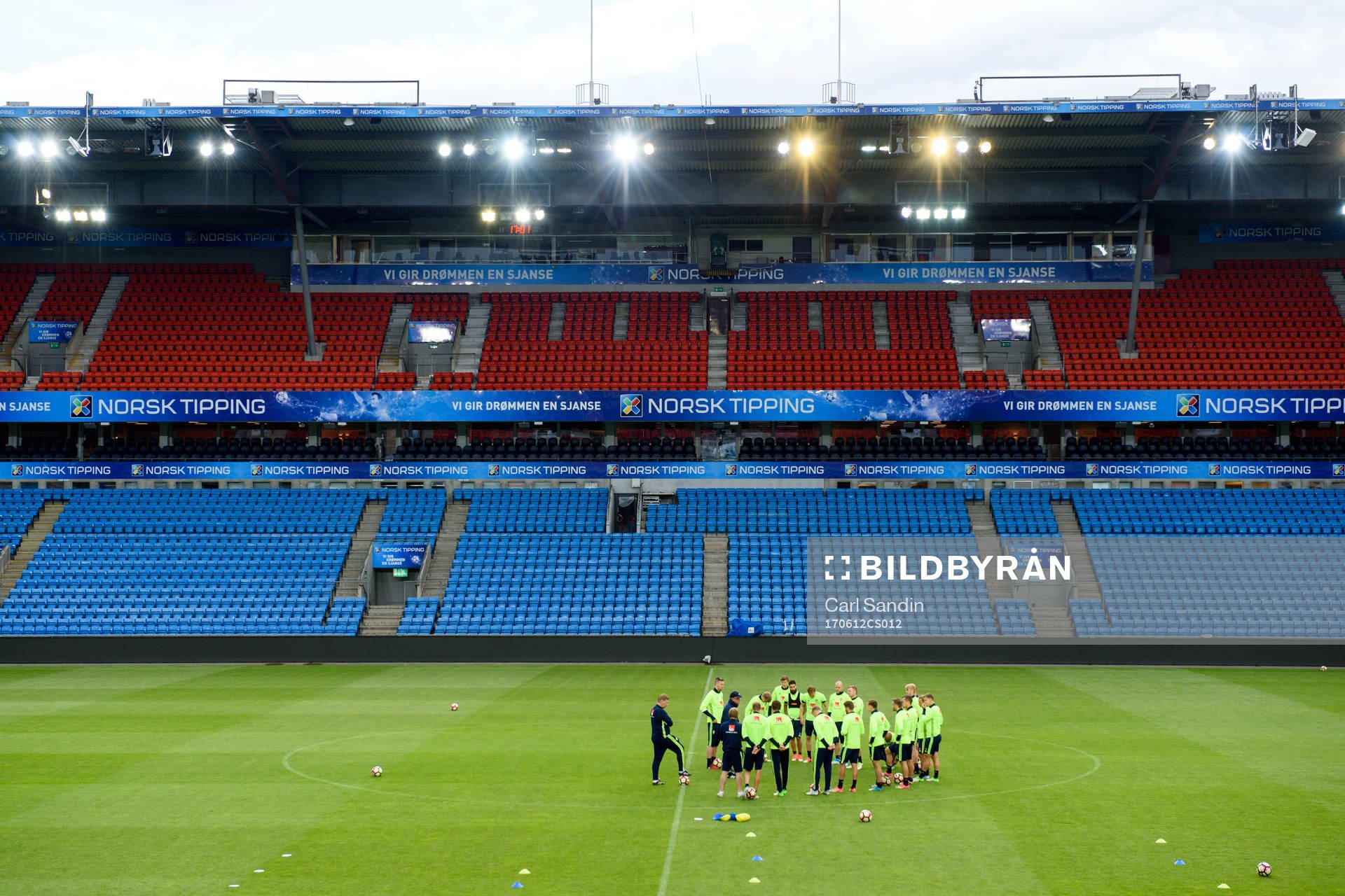 De svenska spelarna samlas på Ullevaal Stadion
