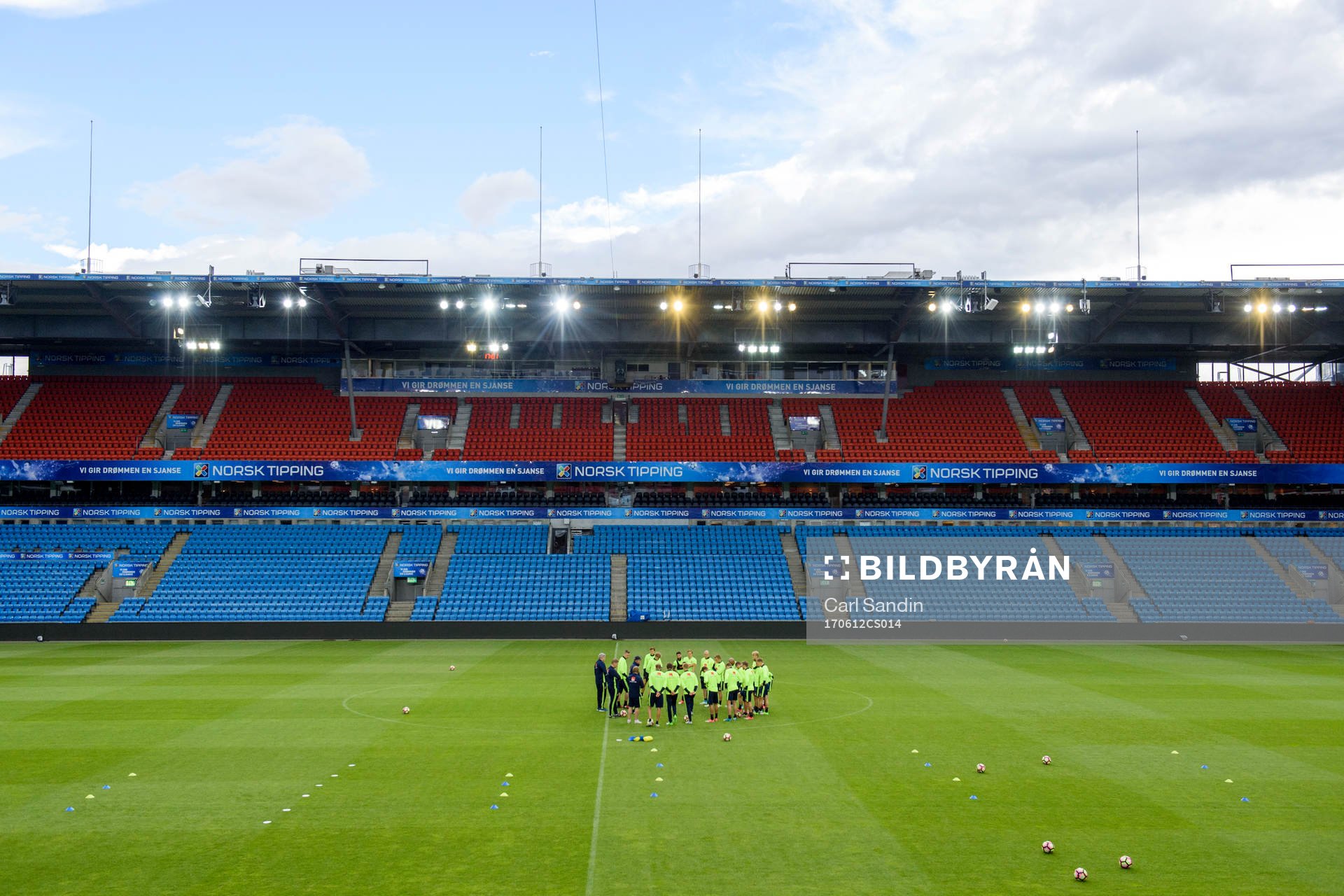De svenska spelarna samlas på Ullevaal Stadion