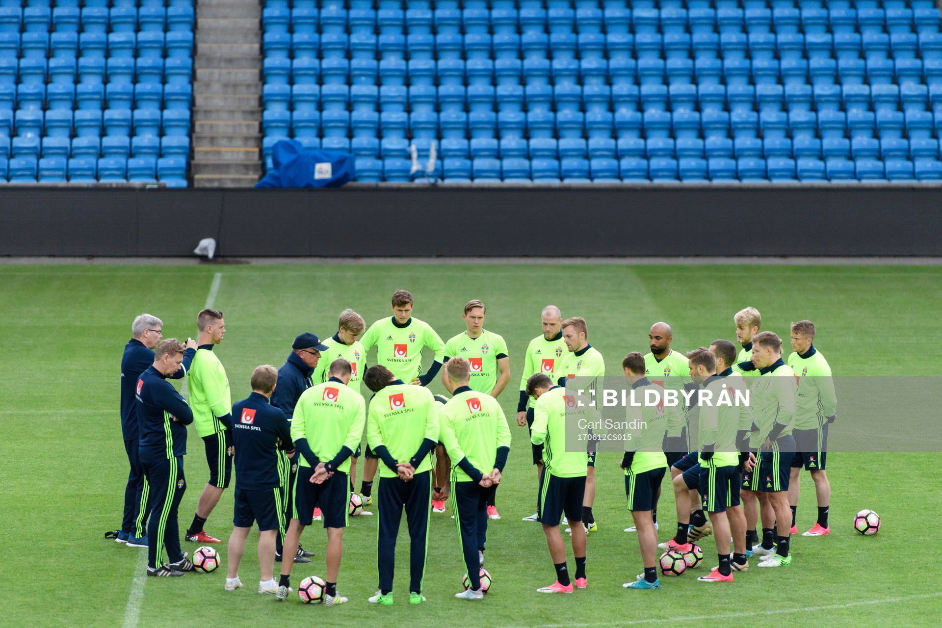 De svenska spelarna samlas på Ullevaal Stadion