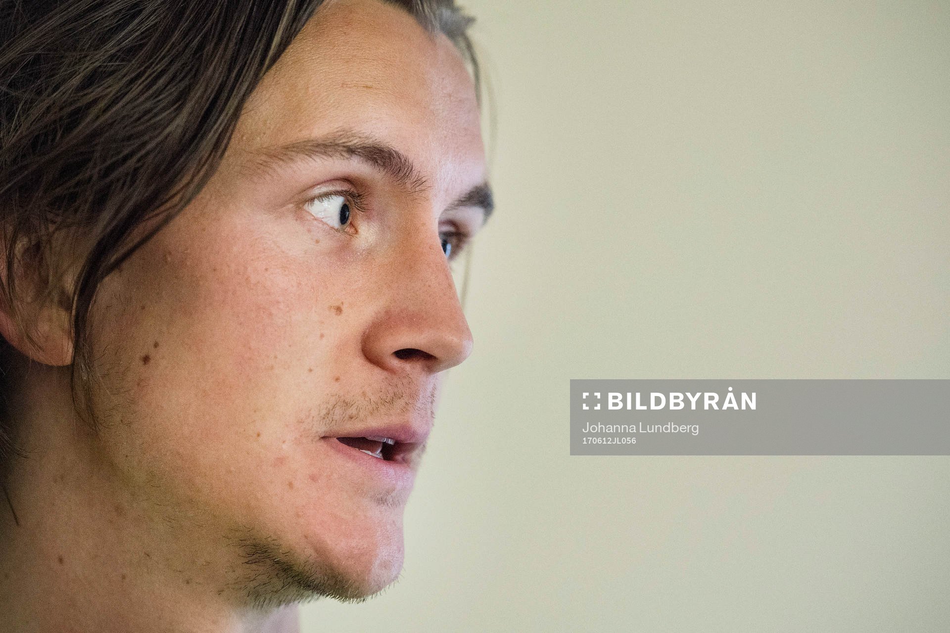 Kristoffer Olsson deltar i en mixed zone