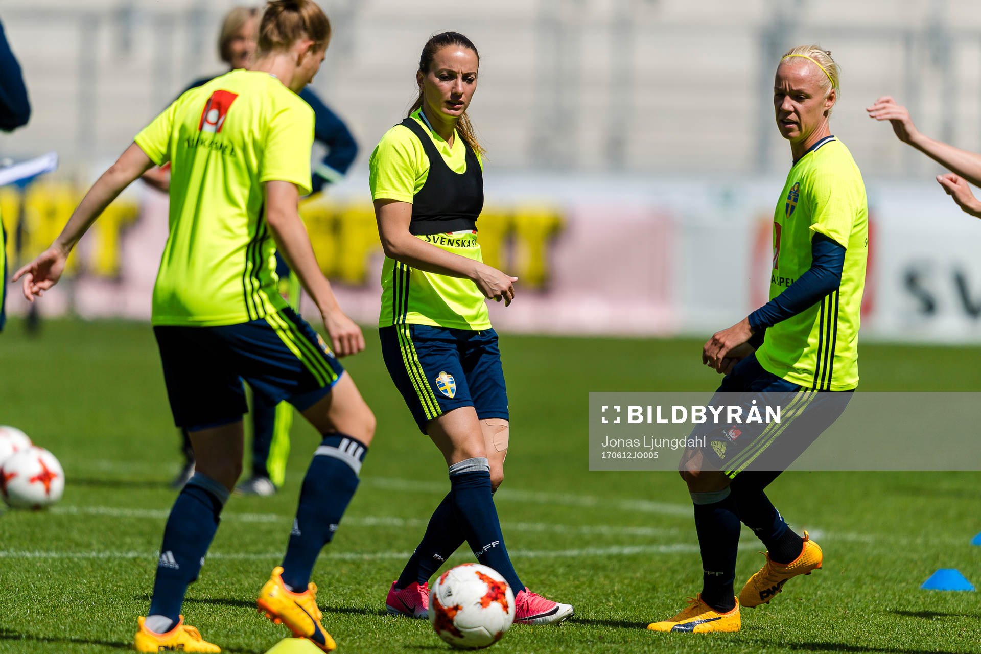Sveriges Kosovare Asllani och Caroline Seger