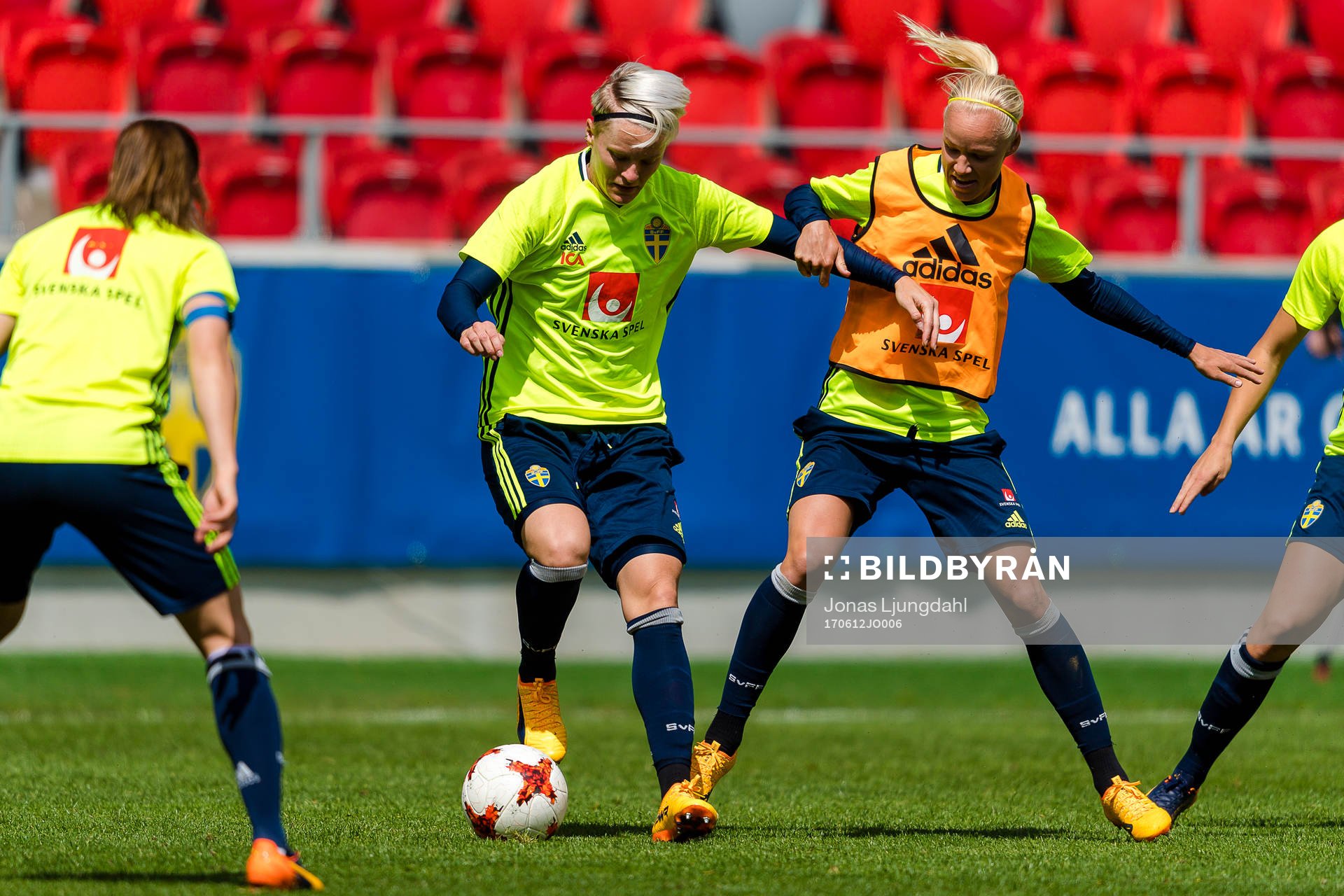 Sveriges Nilla Fischer och Caroline Seger